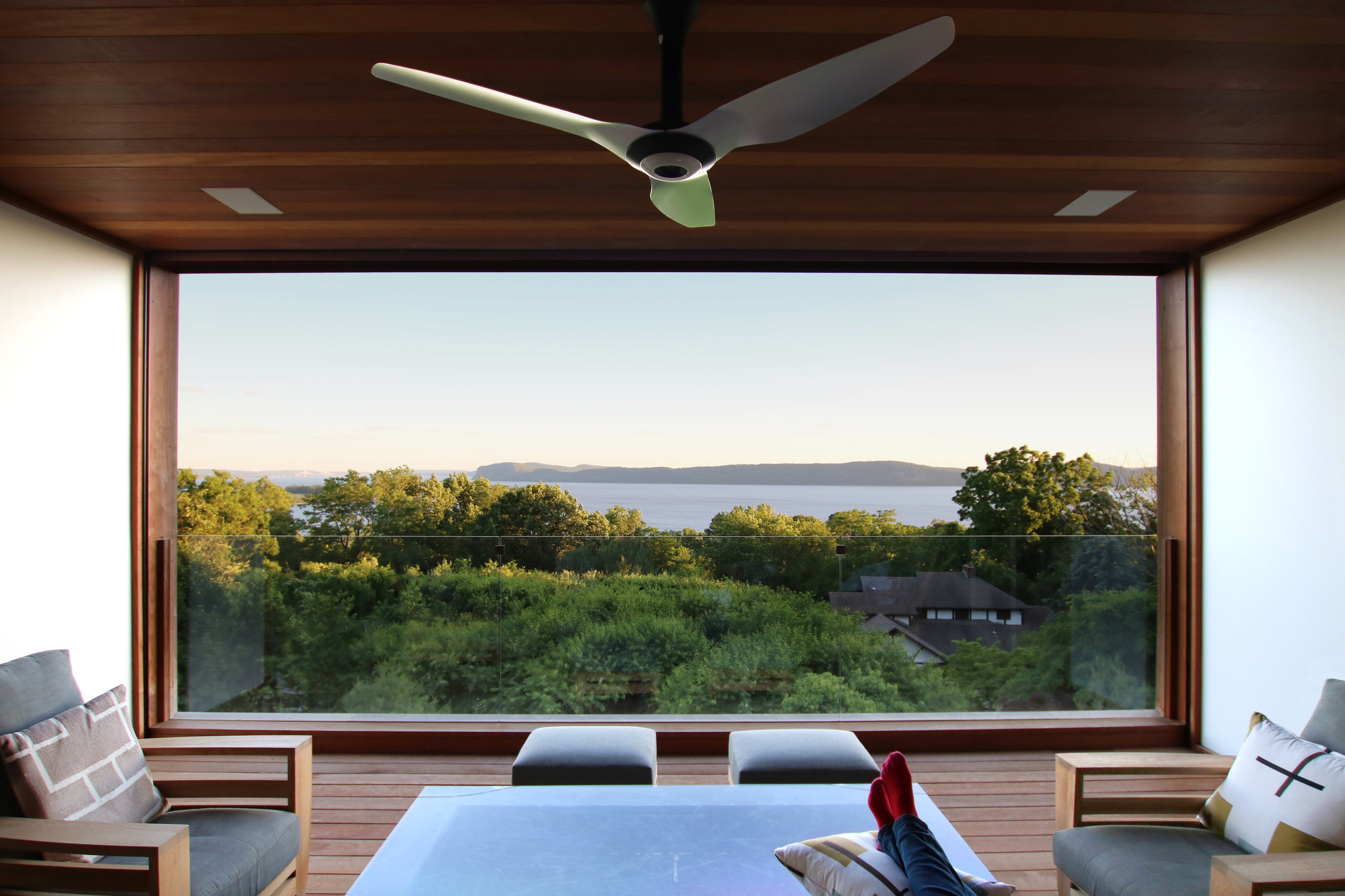 06-res4-resolution-4-architecture-modern-residential-hudson-river-house-crotononhudson-newyork-exterior-lounge-view.jpg