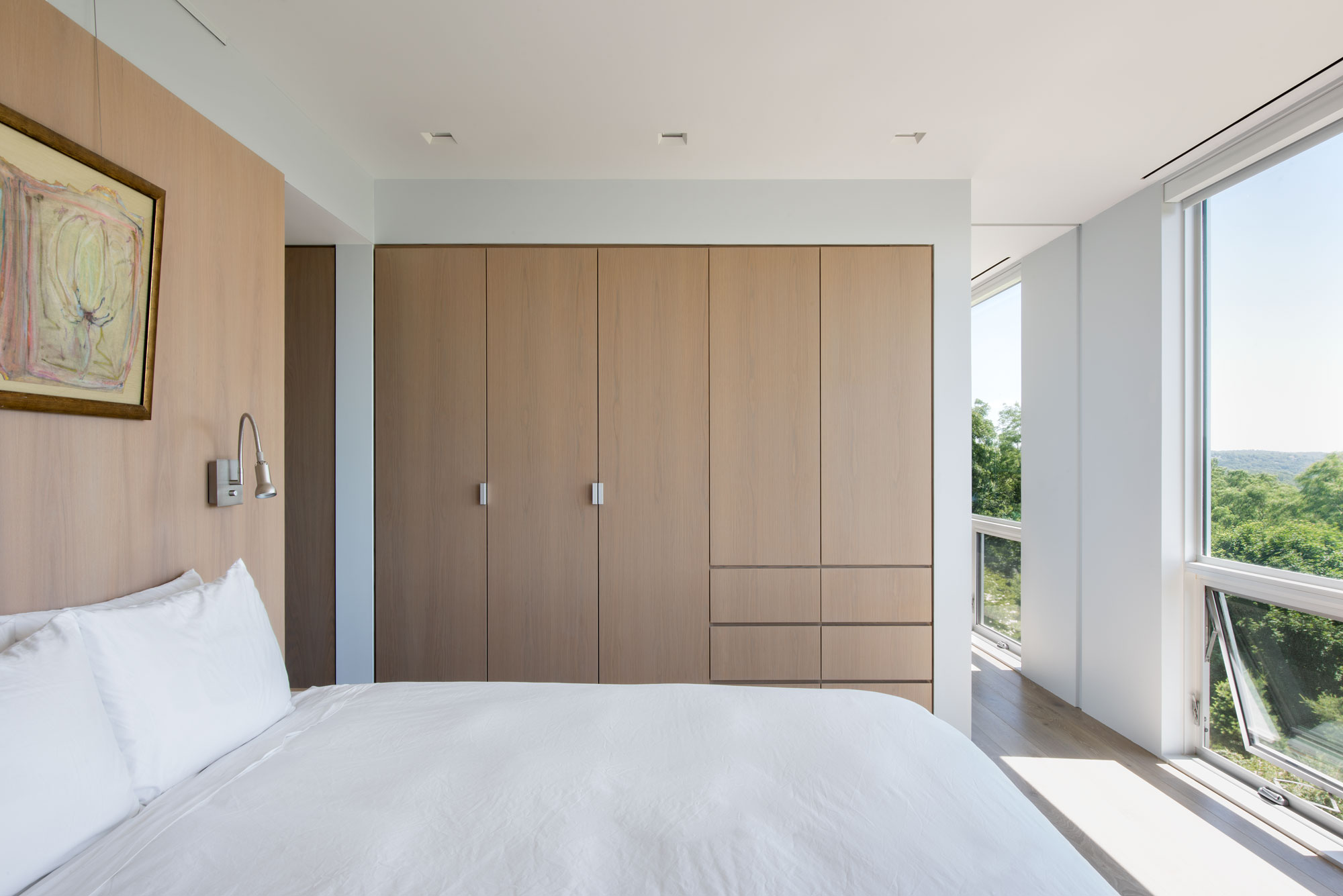 12-res4-resolution-4-architecture-modern-residential-hudson-river-house-crotononhudson-newyork-interior-master-bedroom-millwork.jpg