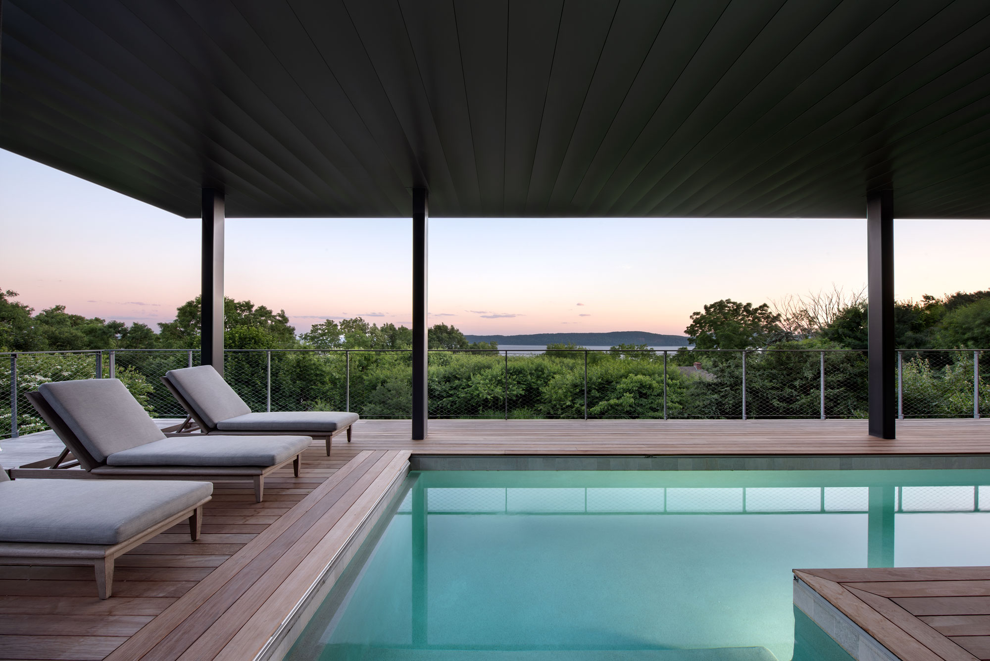 19-res4-resolution-4-architecture-modern-residential-hudson-river-house-crotononhudson-newyork-exterior-pool-deck-lounge-dusk.jpg