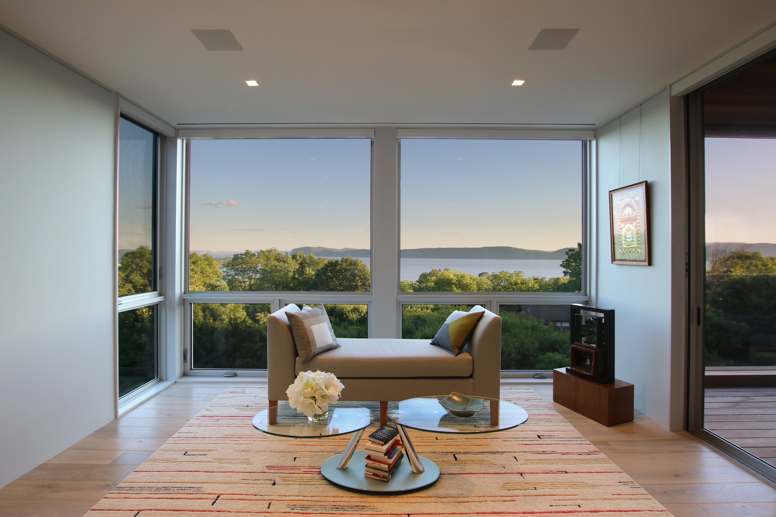 15-res4-resolution-4-architecture-modern-residential-hudson-river-house-crotononhudson-newyork-interior-bedroom-view.jpg