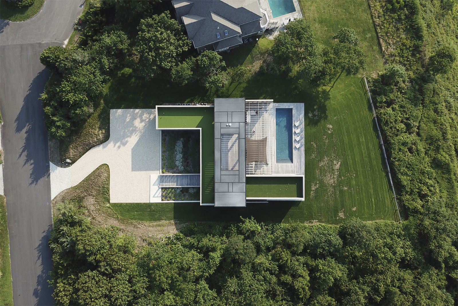 25-res4-resolution-4-architecture-modern-modular-house-prefab-home-north-fork-bluff-house-exterior-top-view-drone-shot.jpg