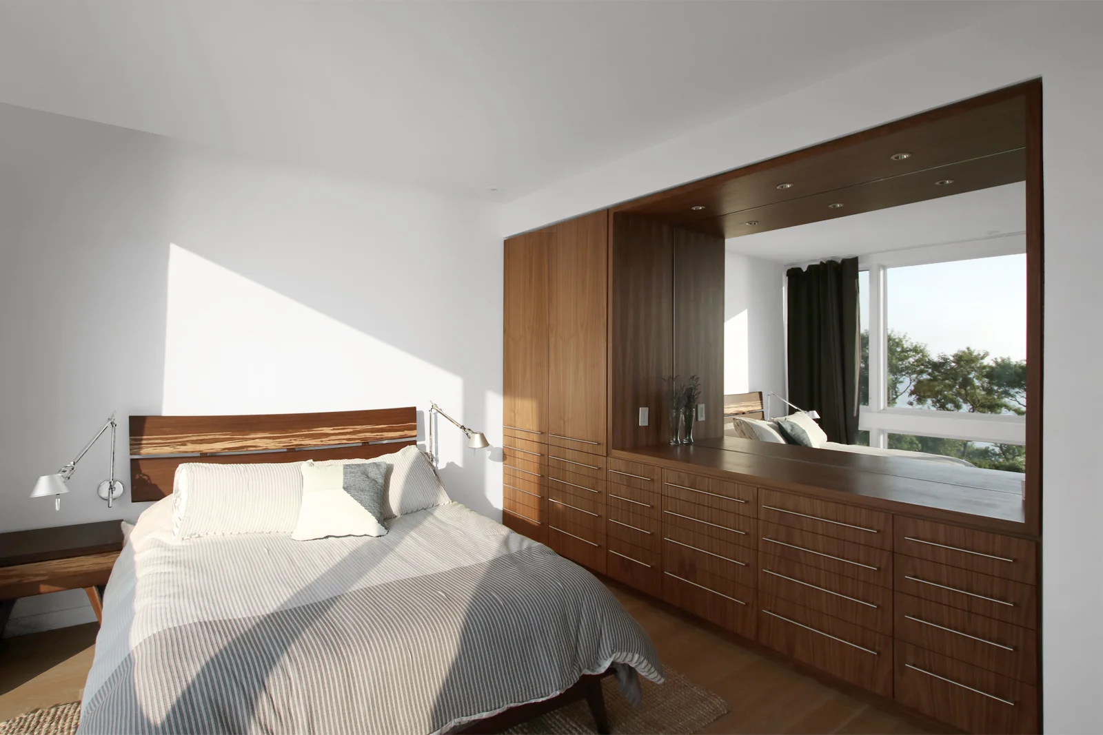 22-res4-resolution-4-architecture-modern-modular-house-prefab-home-north-fork-bluff-house-interior-bedroom-millwork.jpg
