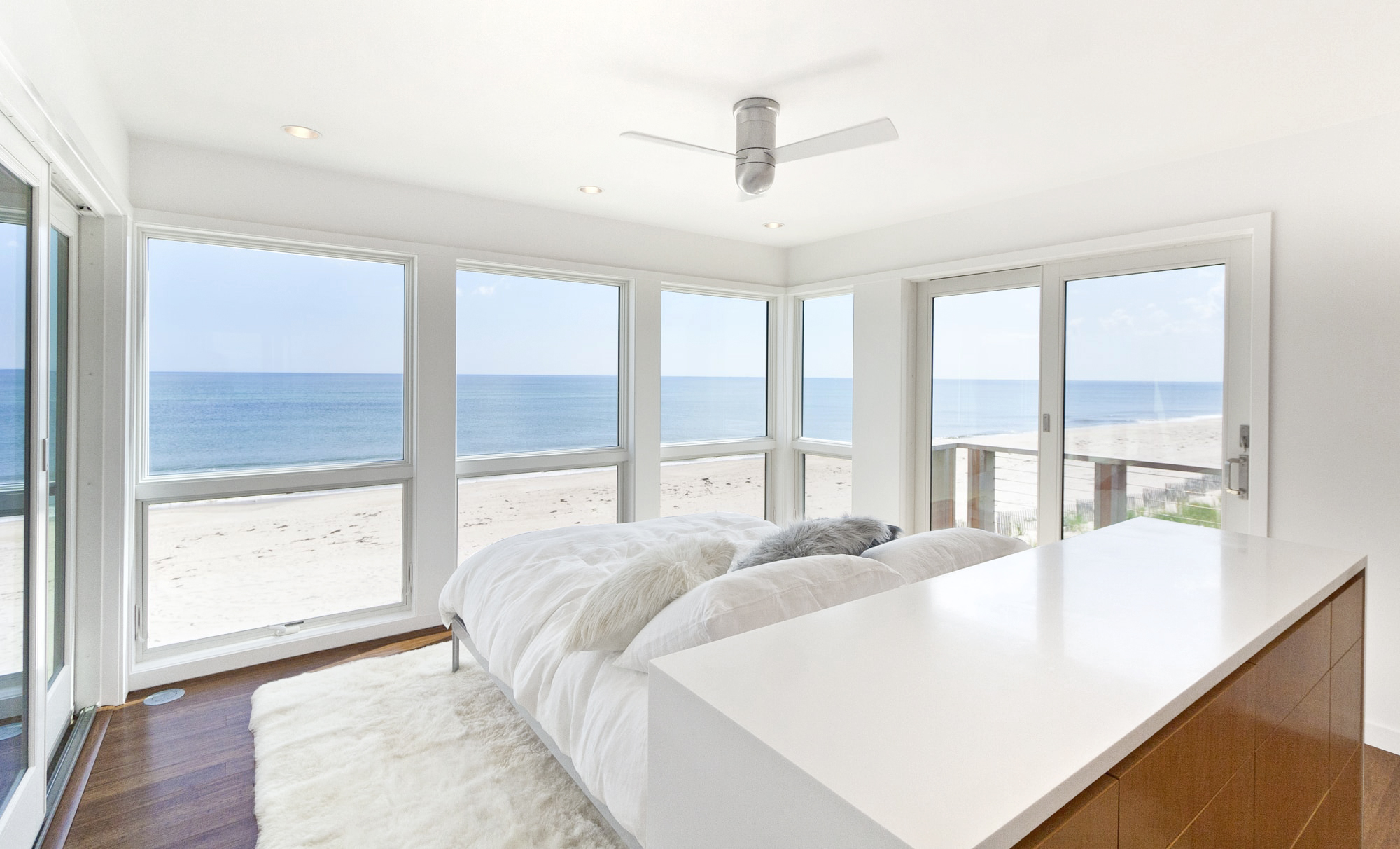 re4a-resolution-4-architecture-modern-modular-home-prefab-house-dune-road-beach-house-master-bedroom.jpg