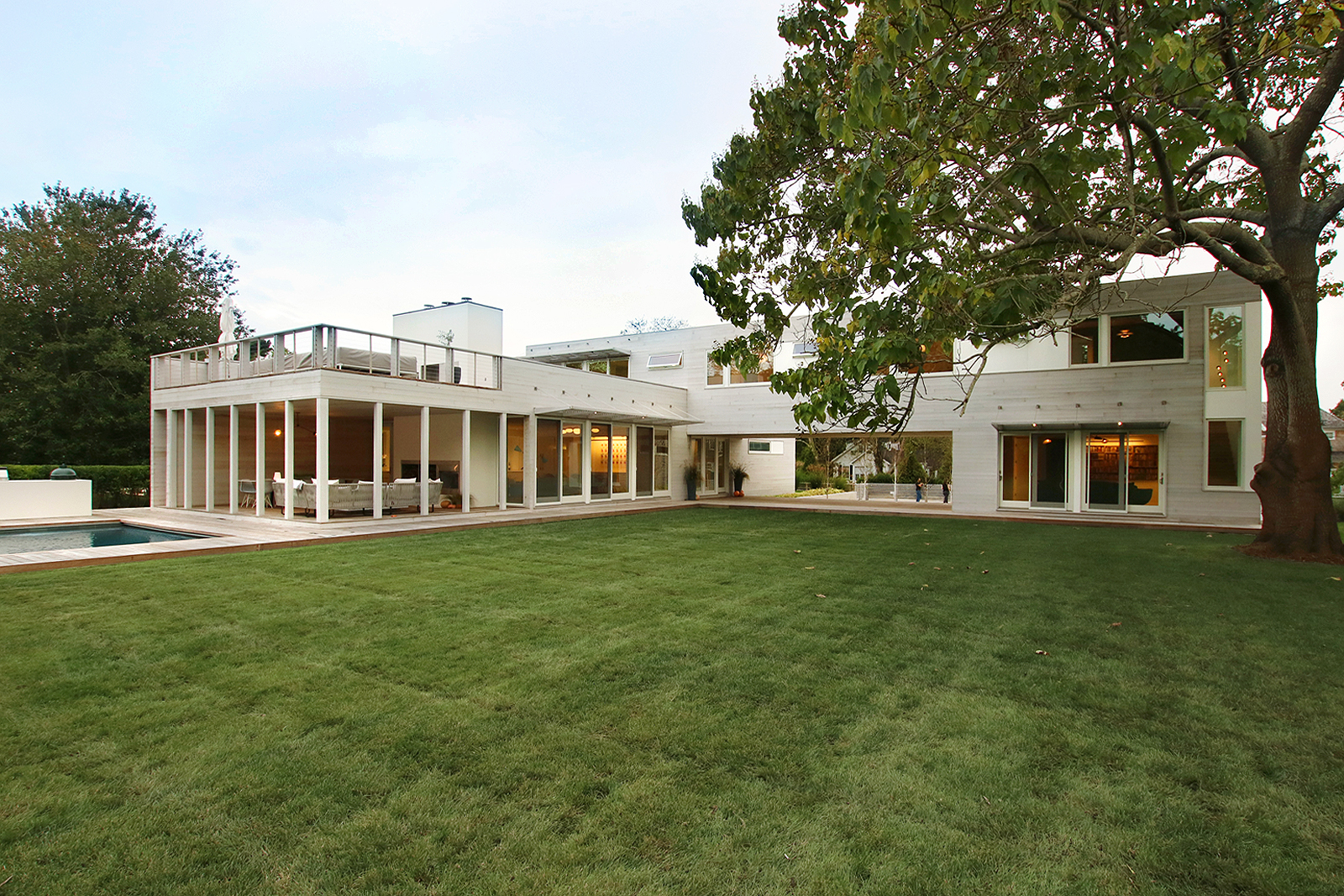 28-re4a-resolution-4-architecture-modern-modular-prefab-bridgehampton house-exterior-dusk.jpg