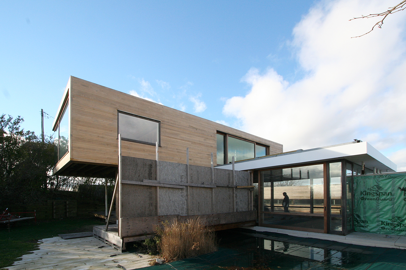 04-res4-resolution-4-architecture-prefab-renovation-surfside-residence-addition-construction-in-progress.jpg