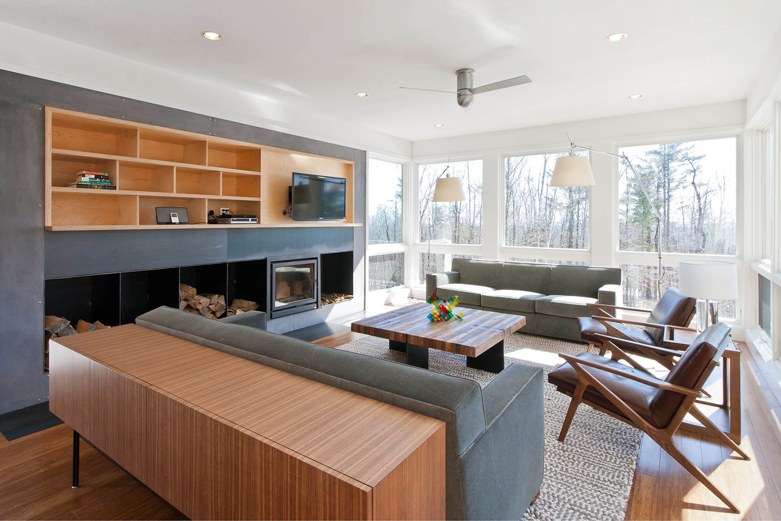 res4-resolution-4-architecture-modern-modular-home-prefab-house-olive-bridge-interior-living-room-02.jpg