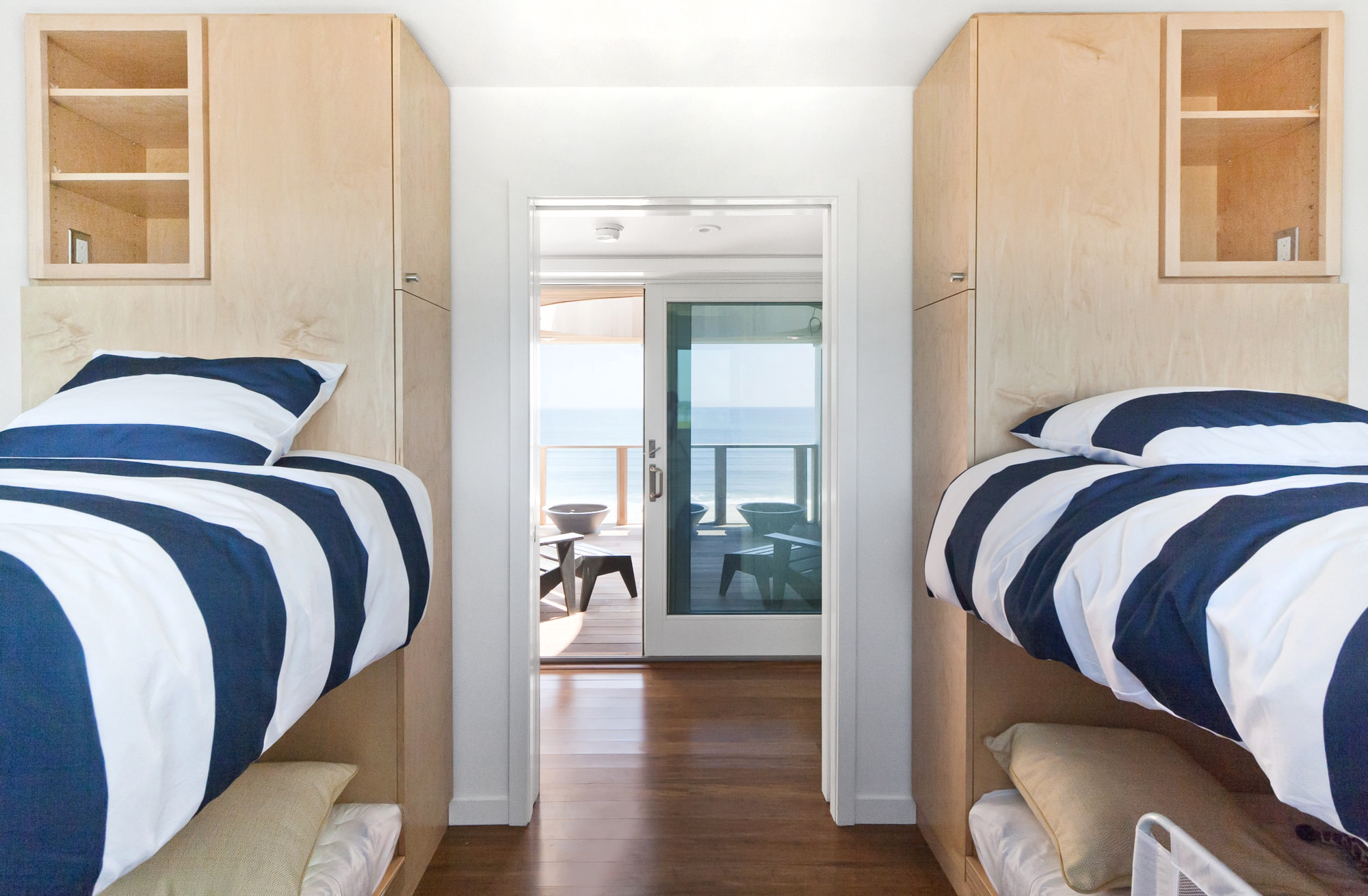 10-res4-resolution-4-architecture-modern-modular-home-prefab-dune-road-beach-house-interior-bedroom.jpg