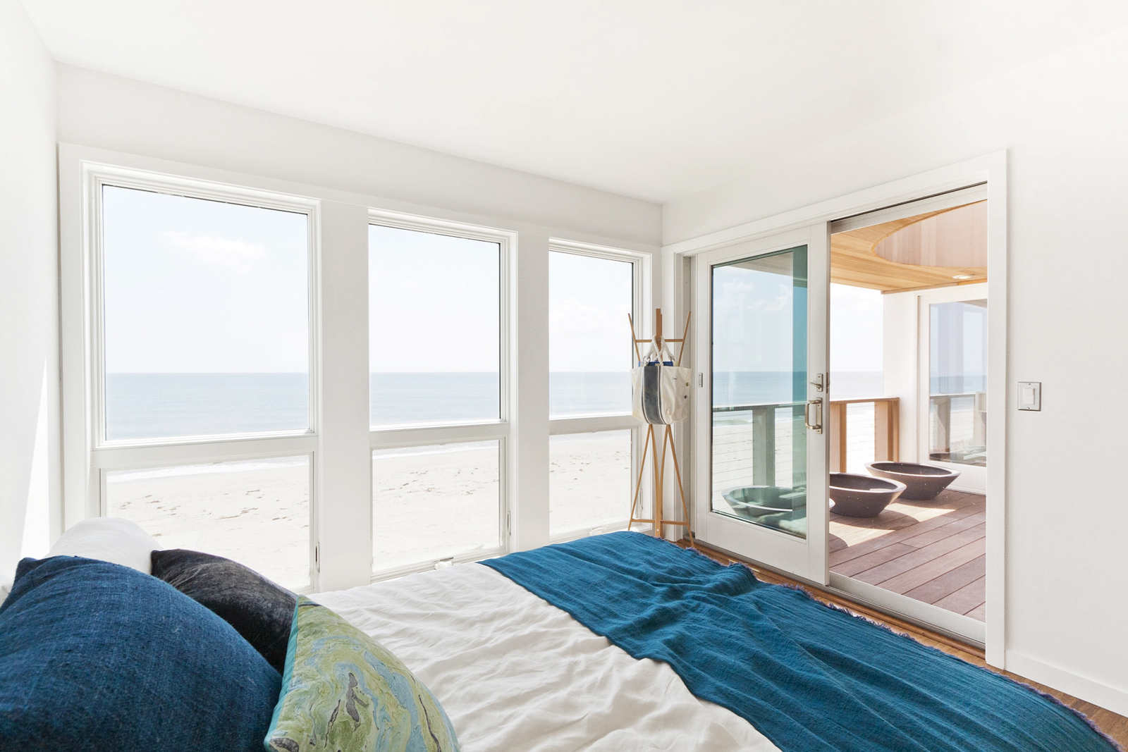 12-res4-resolution-4-architecture-modern-modular-home-prefab-dune-road-beach-house-interior-bedroom.jpg