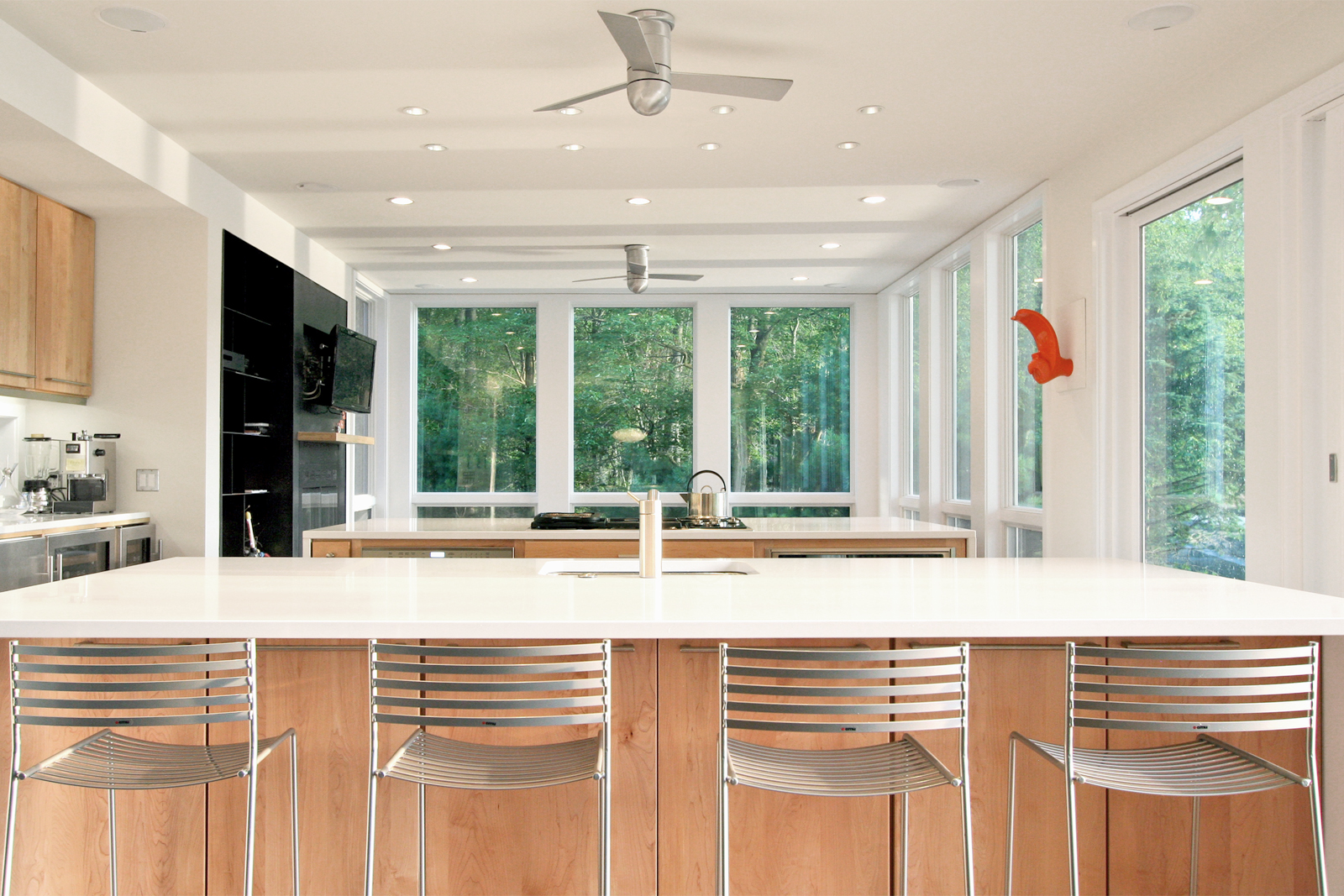 09-res4-resolution-4-architecture-modern-modular-home-prefab-house-lake-iosco-interior-dining-01.jpg