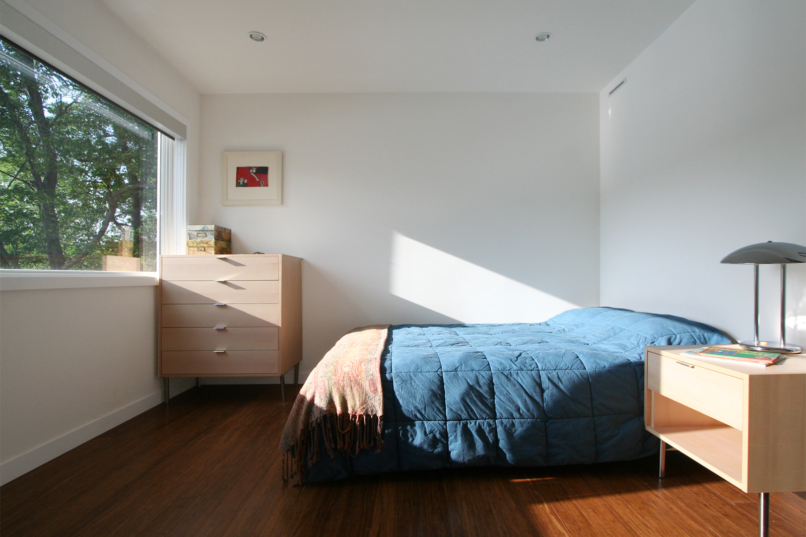 15-res4-resolution-4-architecture-modern-modular-home-prefab-house-lake-iosco-interior-bedroom.JPG