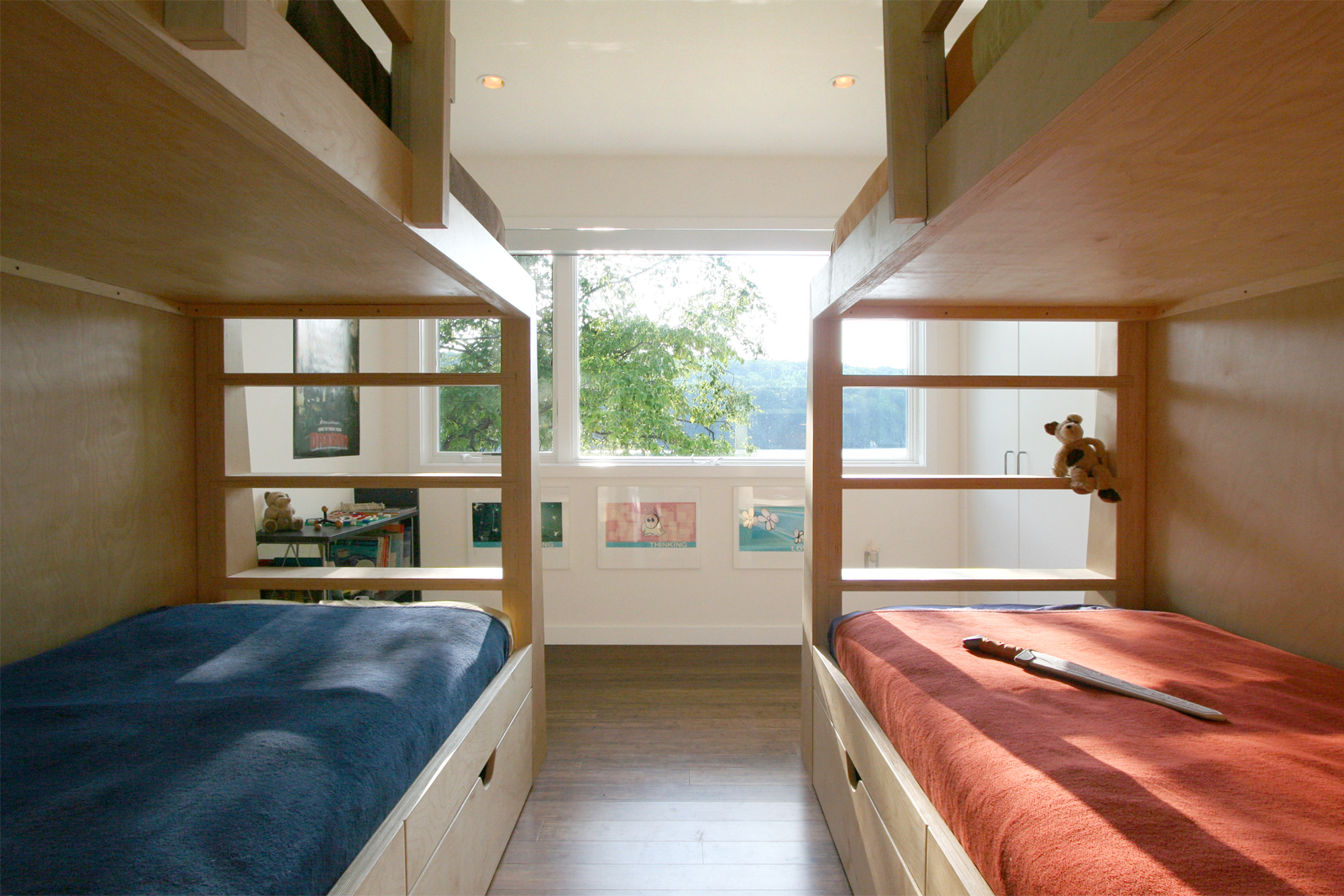 16-re4a-resolution-4-architecture-modern-modular-home-prefab-house-lake-iosco-interior-kids-bedroom-bunk-beds-01.jpg