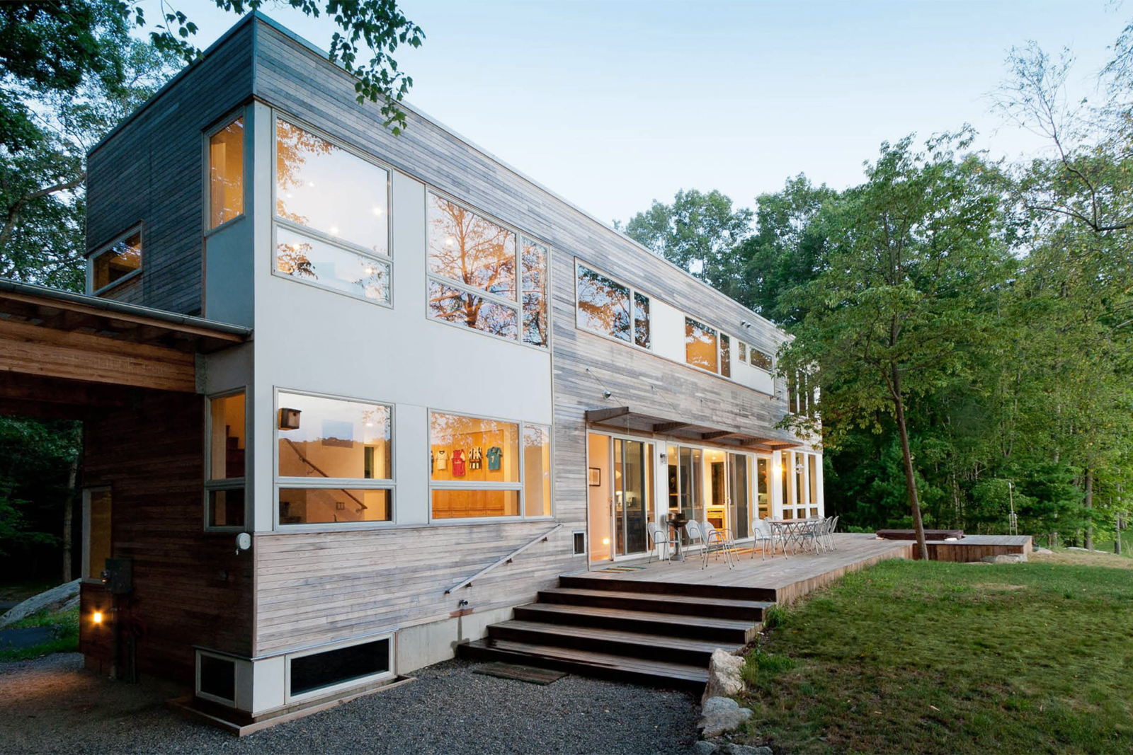 18-res4-resolution-4-architecture-modern-modular-home-prefab-house-lake-iosco-exterior-dusk-02.jpg