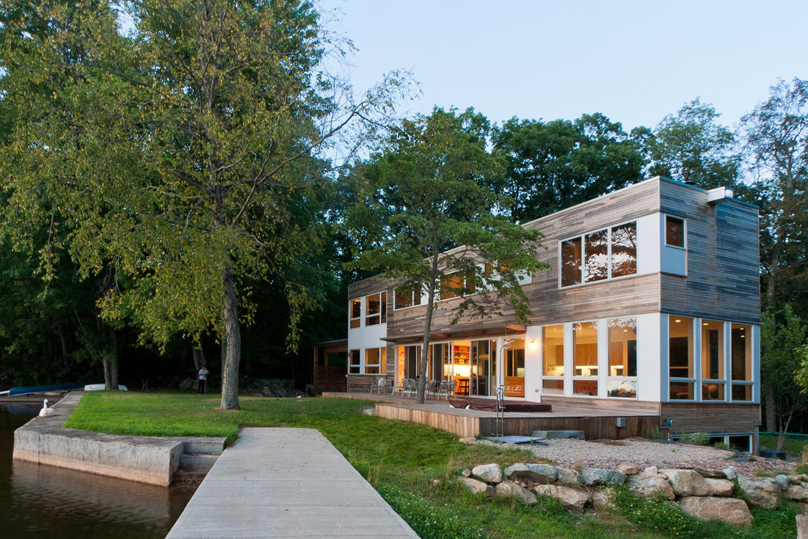 20-res4-resolution-4-architecture-modern-modular-home-prefab-house-lake-iosco-exterior-dusk-01.jpg
