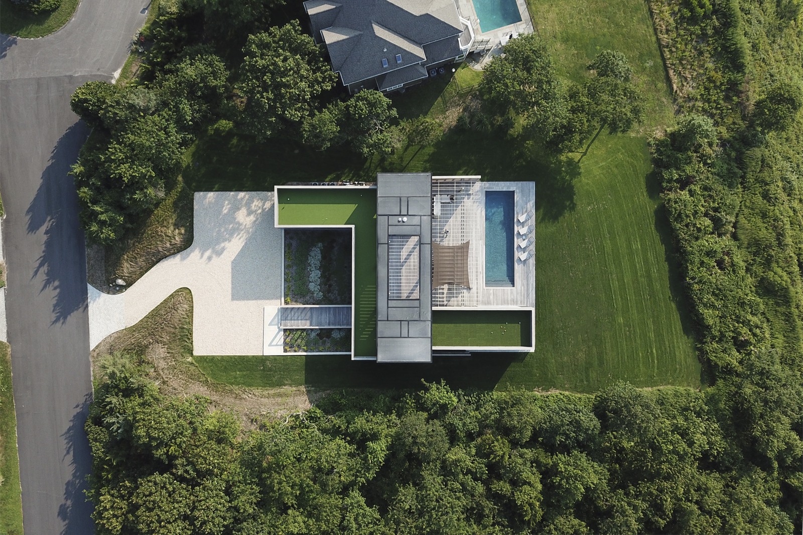 25-res4-resolution-4-architecture-modern-modular-house-prefab-home-north-fork-bluff-house-exterior-top-view-drone-shot.jpg