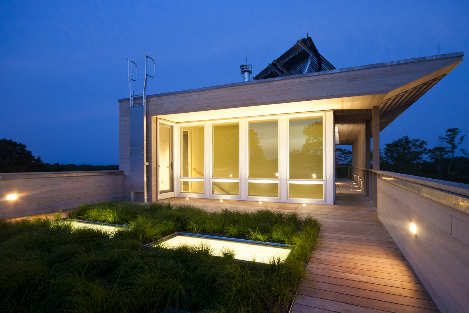 26-res4-resolution-4-architecture-modern-modular-home-prefab-house-fishers-island-exterior-roof-garden.jpg