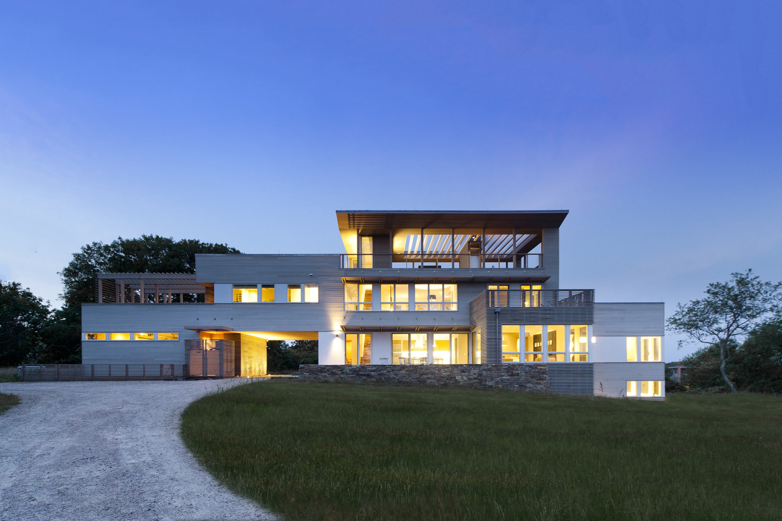 01-res4-resolution-4-architecture-modern-modular-home-prefab-house-fishers-island-exterior-dusk.jpg