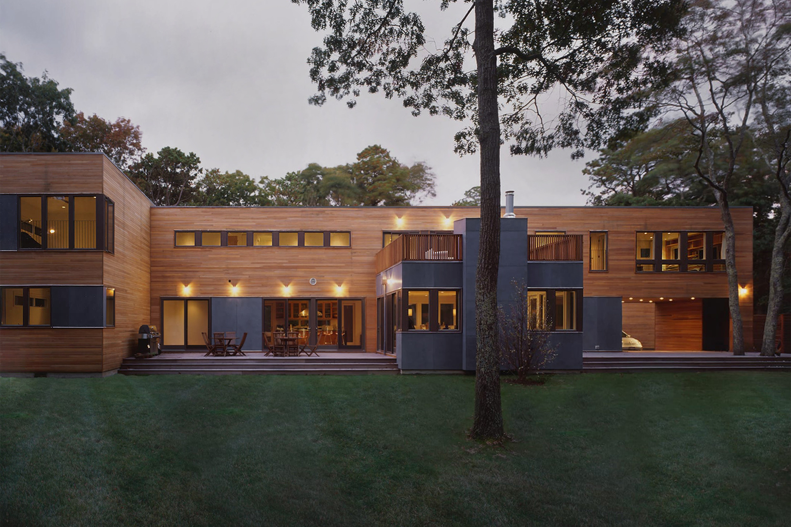 01-res4-resolution-4-architecture-modern-modular-home-prefab-house-swingline-exterior-dusk.jpg