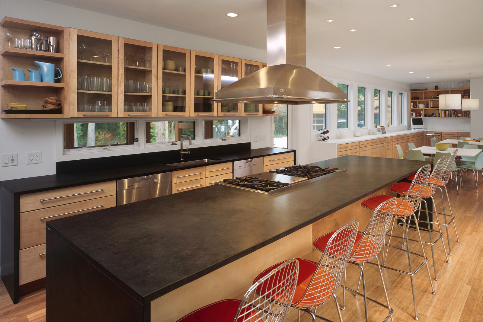 14-res4-resolution-4-architecture-modern-modular-home-prefab-house-swingline-interior-kitchen-dining.jpg