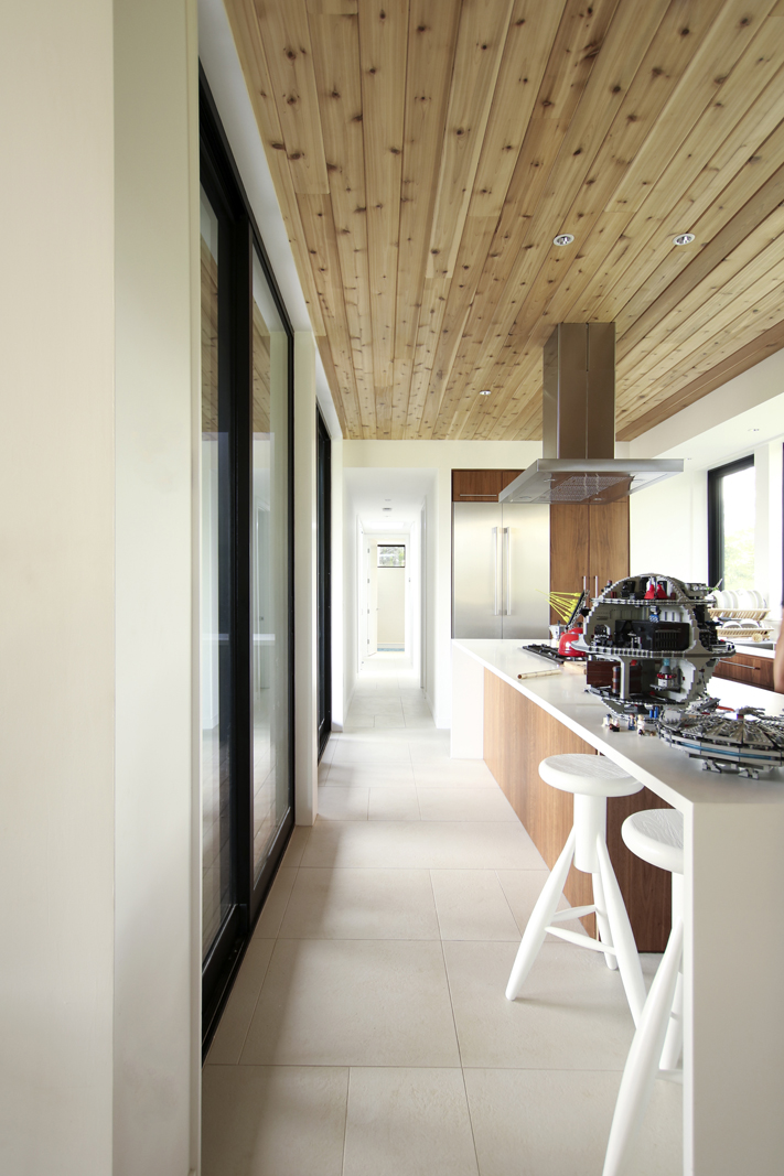 06-res4-resolution-4-architecture-modern-modular-prefab-home-cornwall-cabin-interior-kitchen-dining.jpg