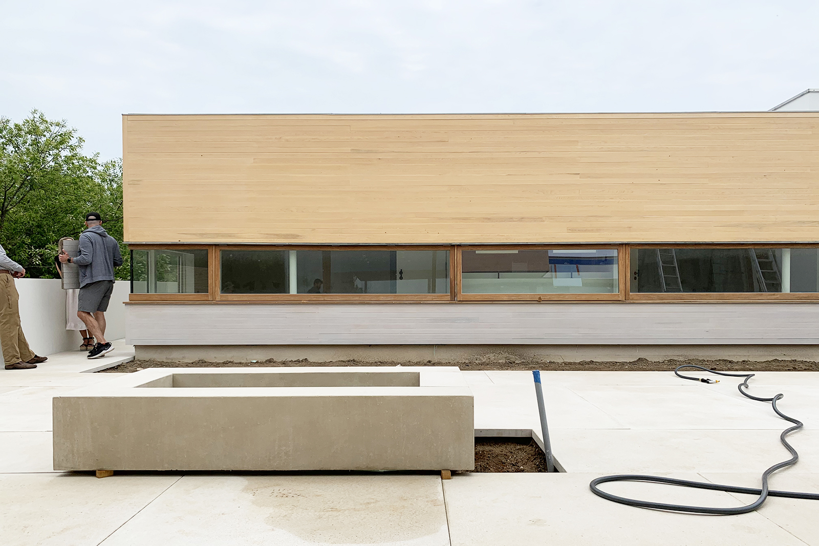 11-res4-resolution-4-architecture-surfside-modern-renovation-montauk-hamptons-ny-courtyard-firepit.jpg