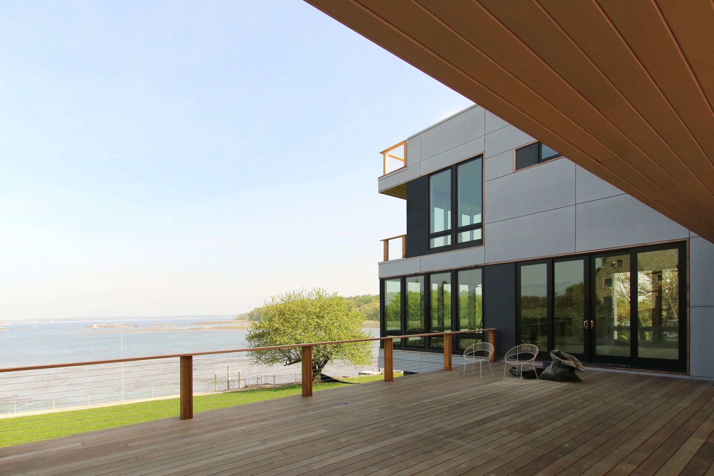 06_res4-resolution-4-architecture-modern-modular-prefab-pelham-bay-house-exterior-covered-deck.jpg