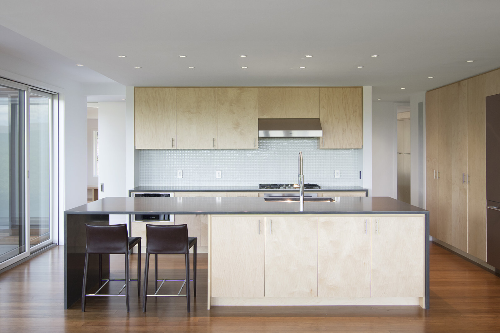 13-res4-re4a-resolution-4-architecture-modern-modular-prefab-sharon residence-interior-kitchen.jpg