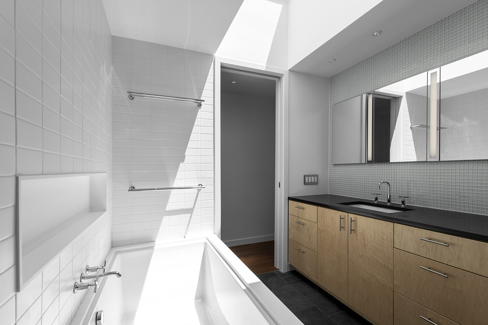 18-res4-re4a-resolution-4-architecture-modern-modular-prefab-sharon residence-interior-master-bathroom-tub.jpg