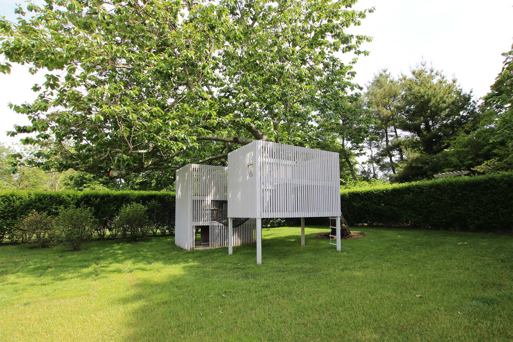 res4-resolution-4-architecture-bridgehampton-house-prefab-modern-playhouse-design-wood-slats-03.jpg