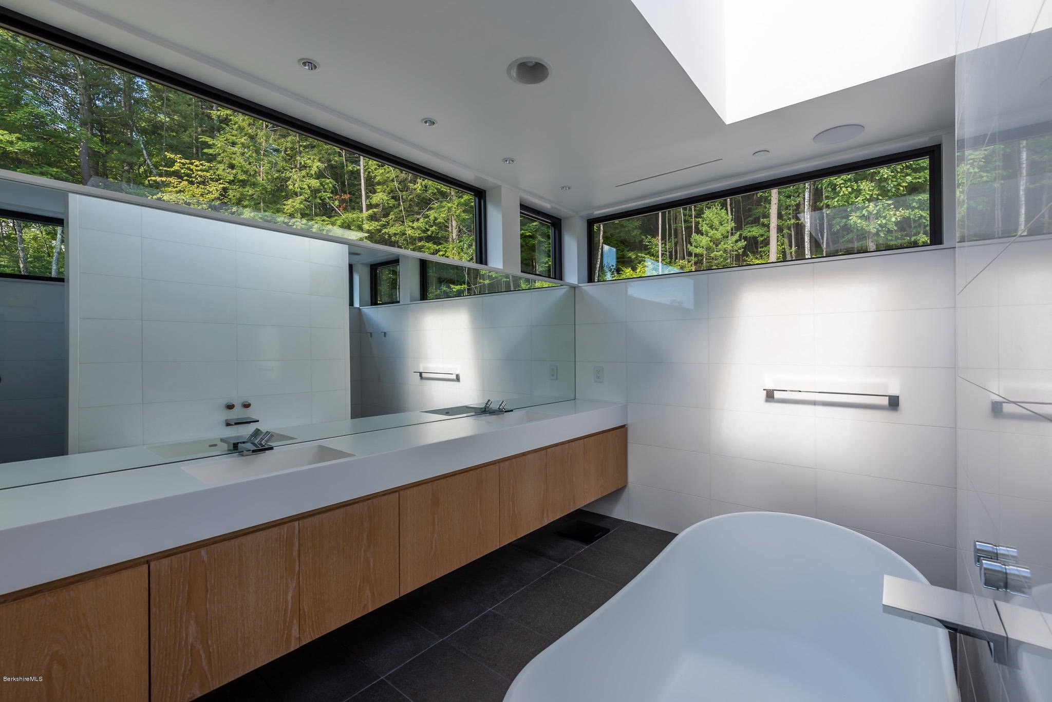 16-re4a-resolution-4-architecture-modern-modular-prefab-west-stockbridge-master-bathroom.jpg