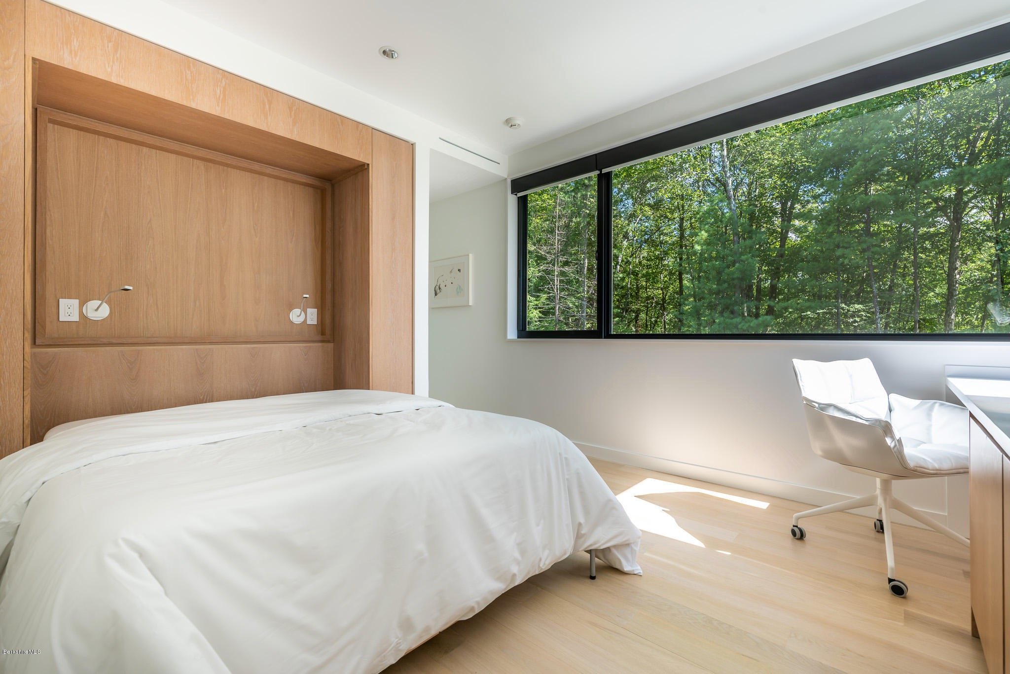 18-re4a-resolution-4-architecture-modern-modular-prefab-west-stockbridge-bedroom.jpg