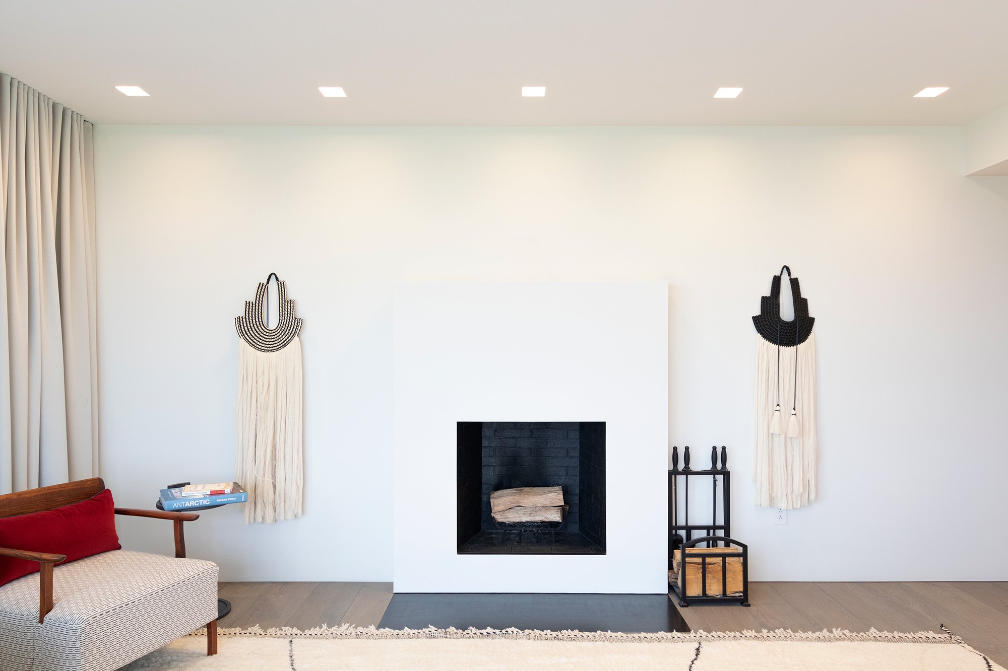 44_res4-resolution-4-architecture-millbrook-residence-modern-home-new-york-hudson-valley-custom-high-end-residential-master-bedroom-fireplace.jpg