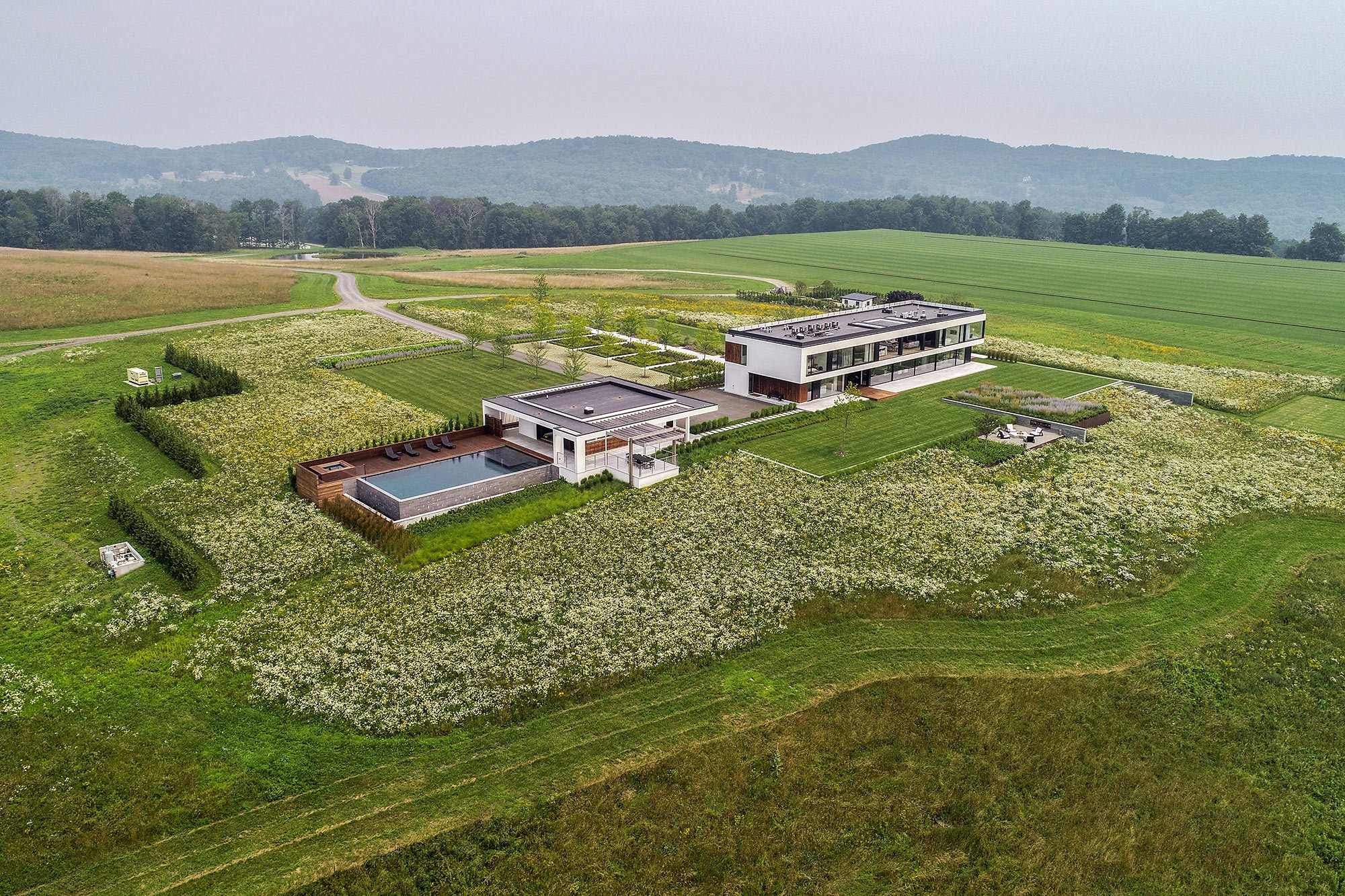 86_res4-resolution-4-architecture-millbrook-residence-modern-home-new-york-hudson-valley-custom-high-end-residential-drone-infinity-pool.jpg