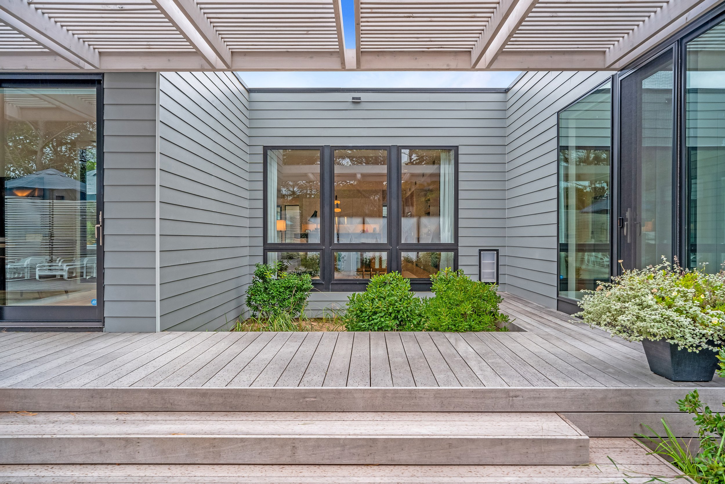 res4-resolution-4-architecture-modern-modular-prefab-amagansett-hamptons-whalers-residence-20-pool-deck.jpg