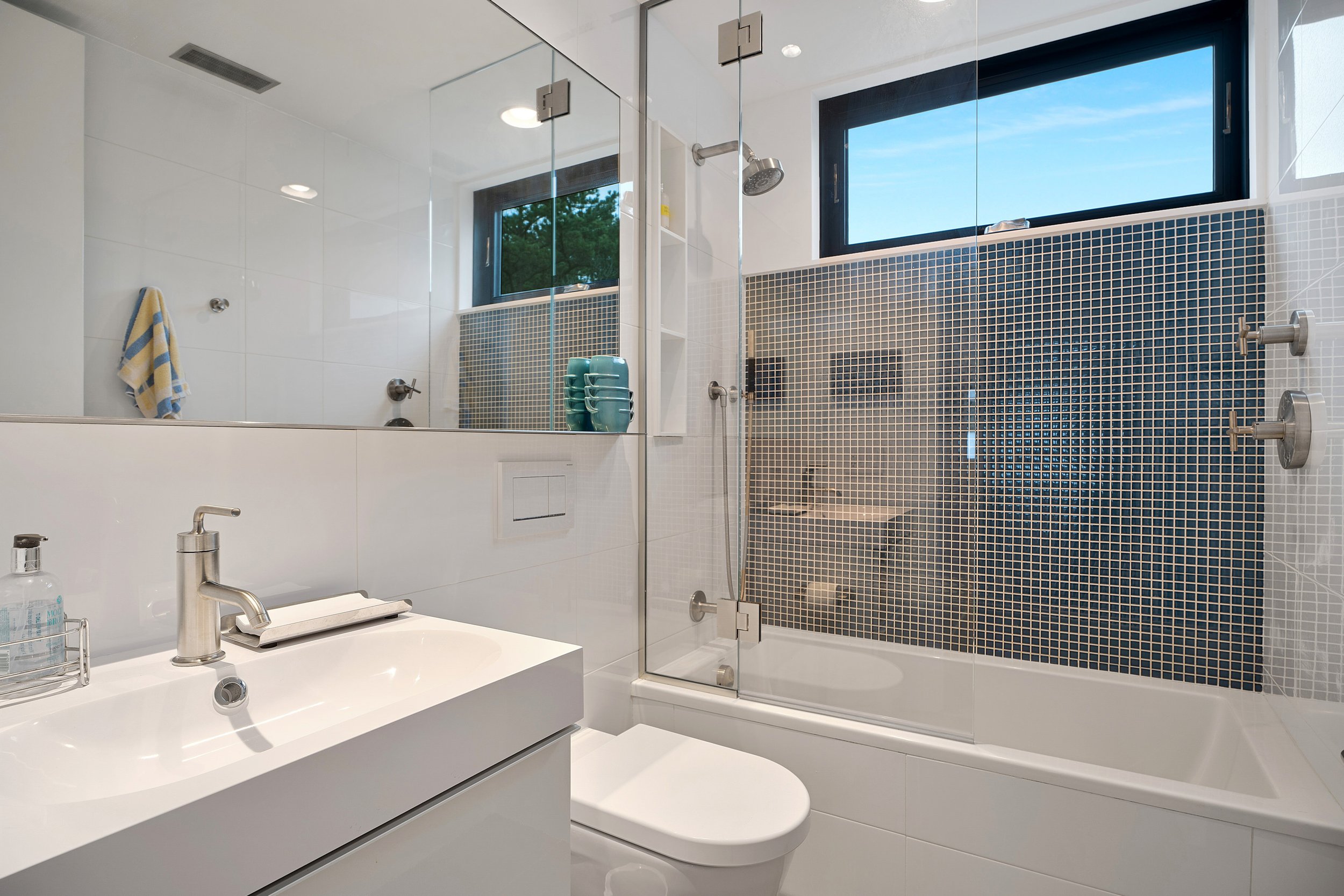res4-resolution-4-architecture-modern-modular-prefab-amagansett-hamptons-whalers-residence-33-guest-bathroom.jpg