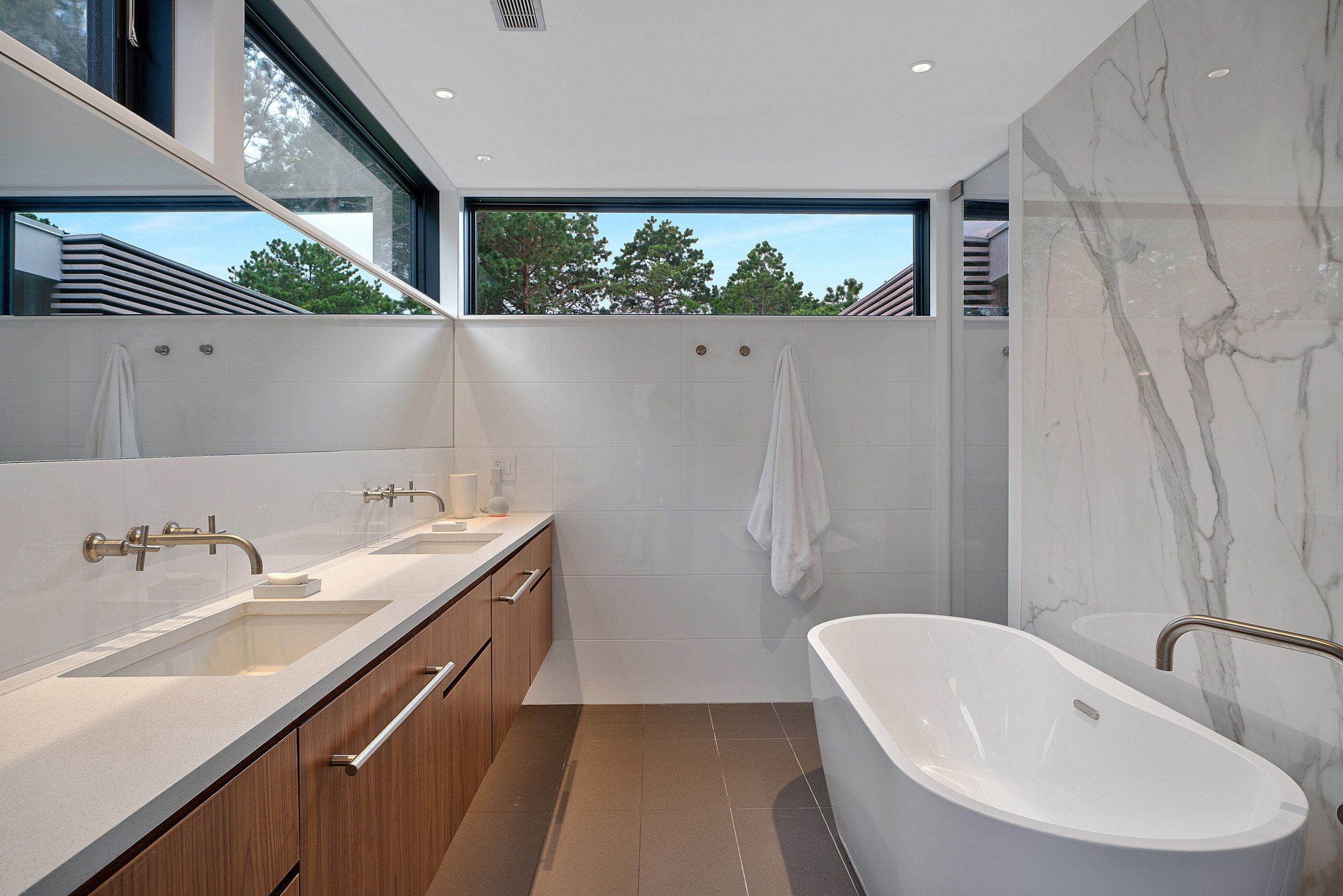 res4-resolution-4-architecture-modern-modular-prefab-amagansett-hamptons-whalers-residence-38-primary-master-bathroom.jpg