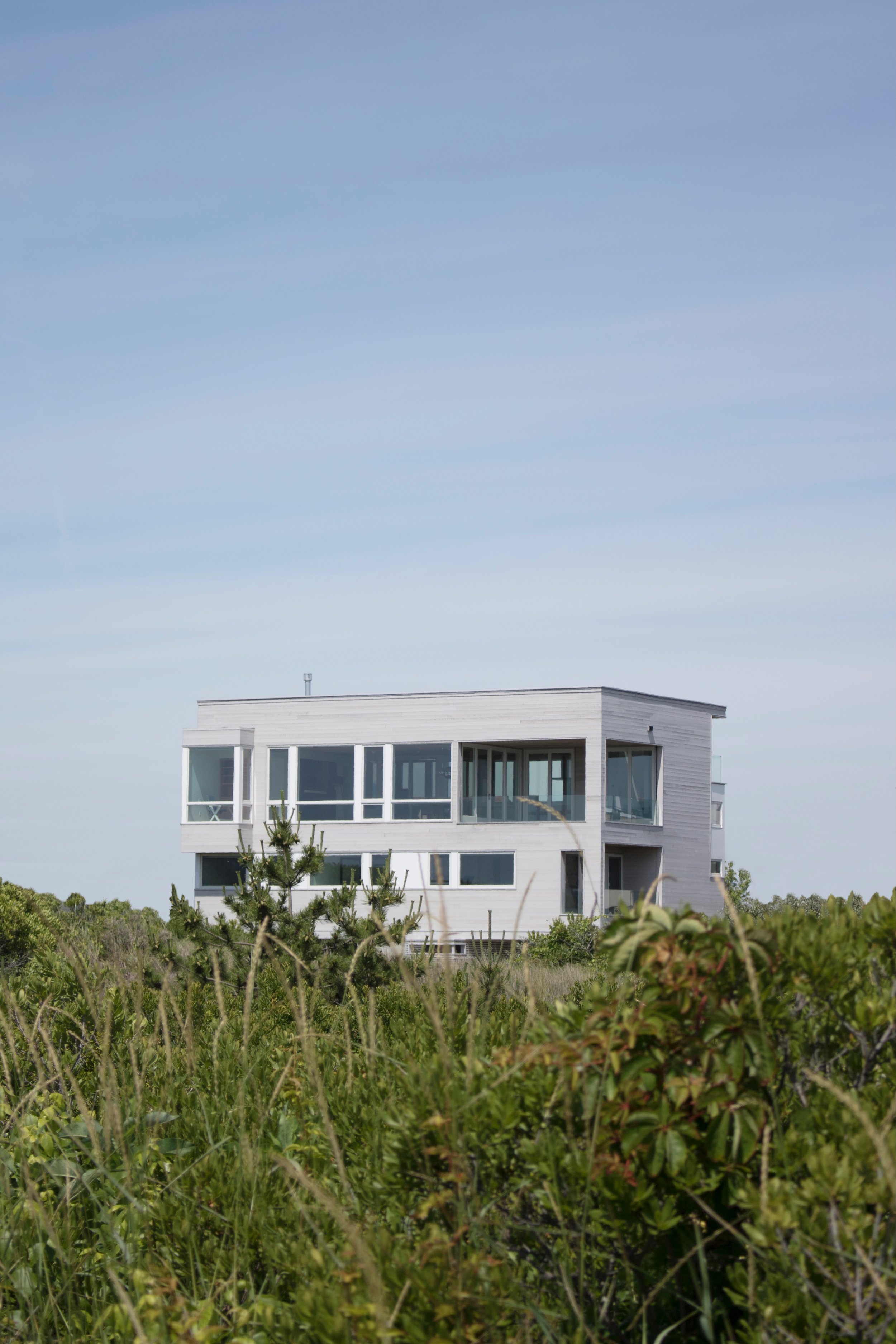06-res4-resolution-4-architecture-modern-modular-house-prefab-home-lido-beach-house-2-long-island-ny-exterior-back.JPEG