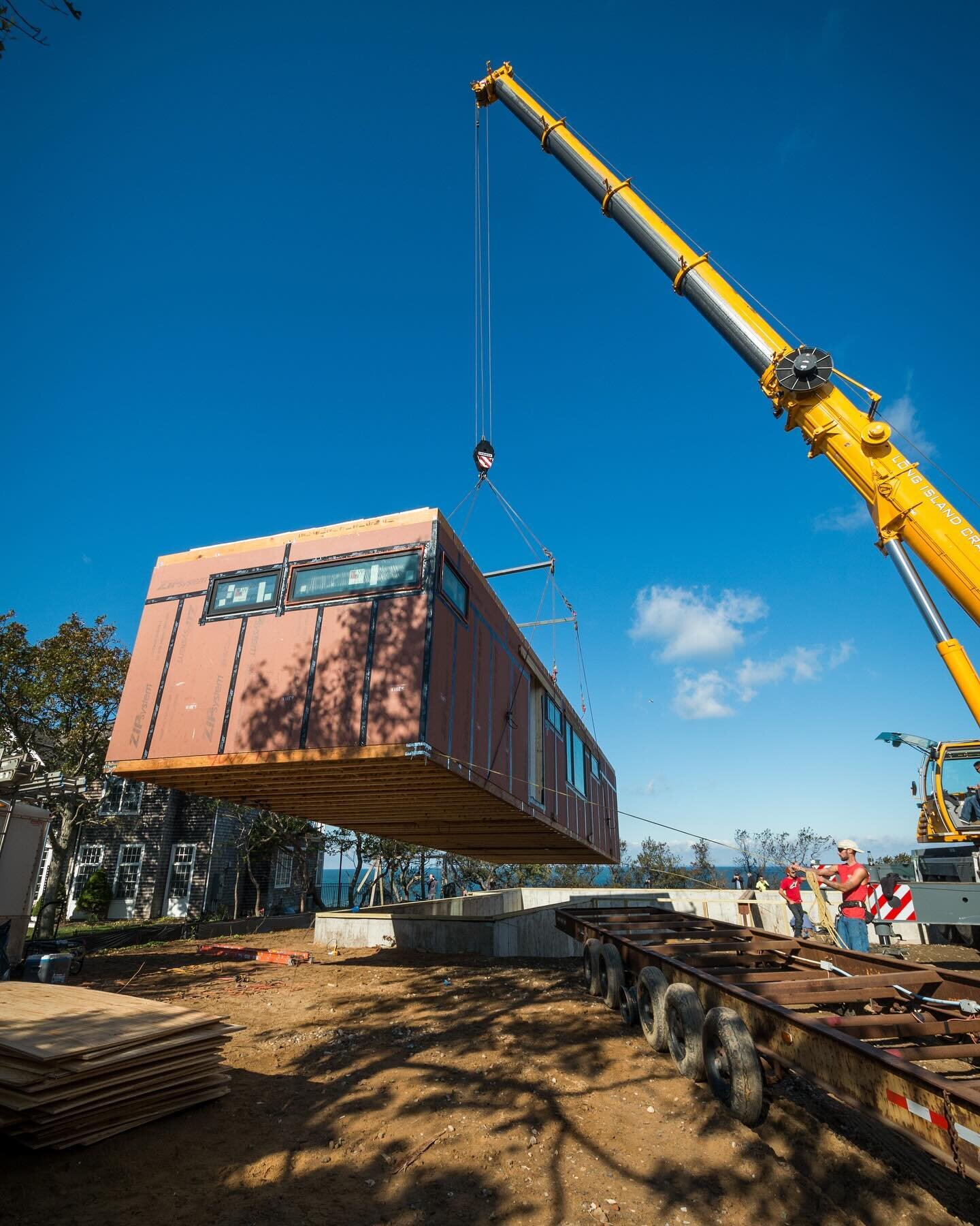 To manage costs and minimize site disturbance, the North Fork Bluff house was designed for and built using modular construction. Four modules were fabricated off-site in four weeks, then shipped to the site and set onto a concrete foundation in one d