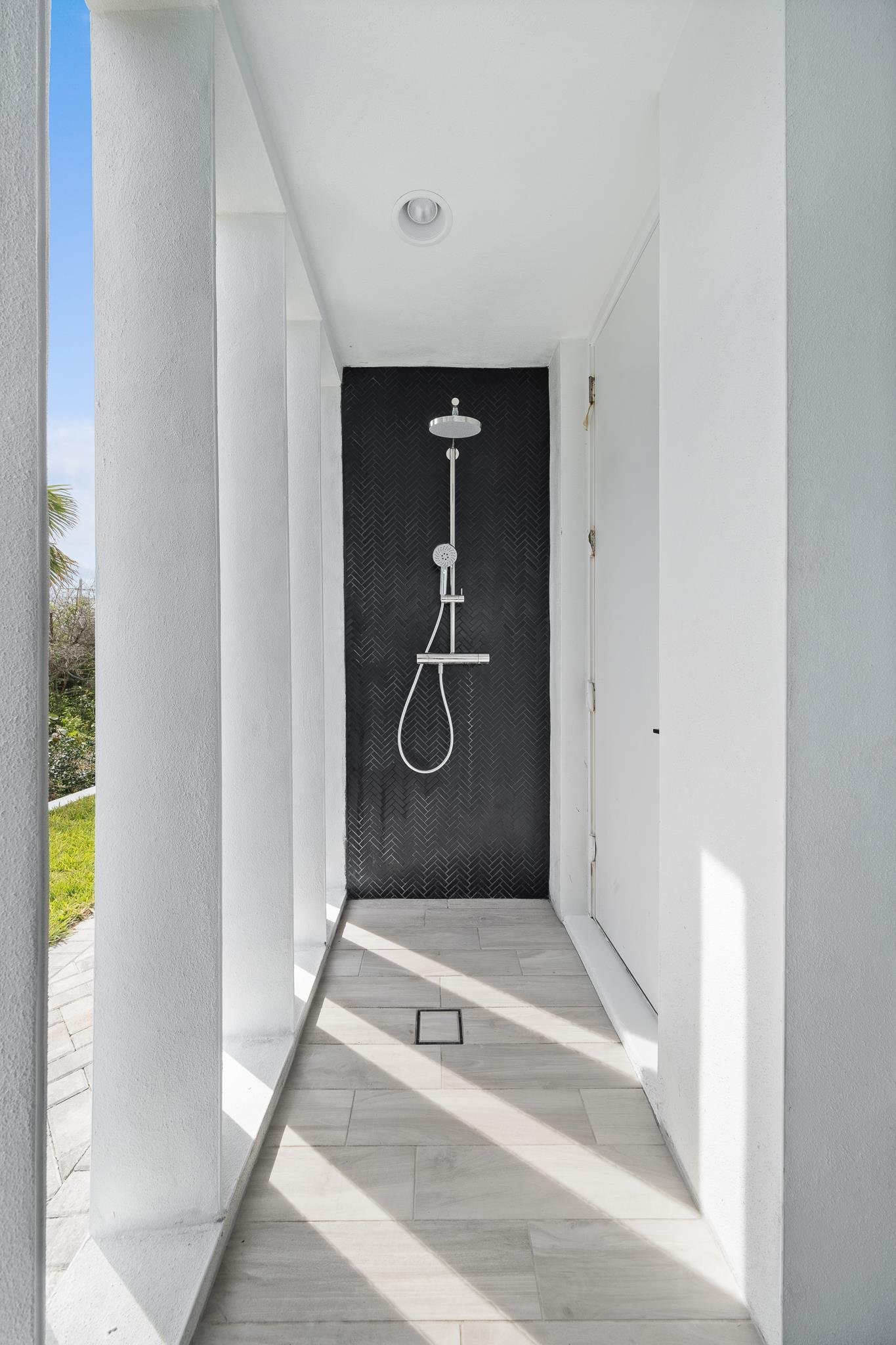 re4a-resolution-4-architecture-modern-apartment-jewel-box-13-exterior-view-outdoor-shower.jpg