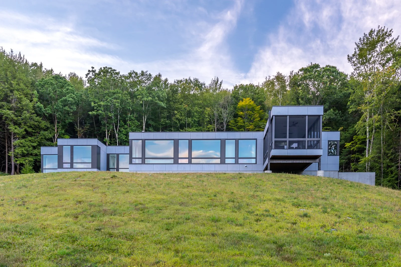 01-re4a-resolution-4-architecture-modern-modular-prefab-west-stockbridge-outside.jpg