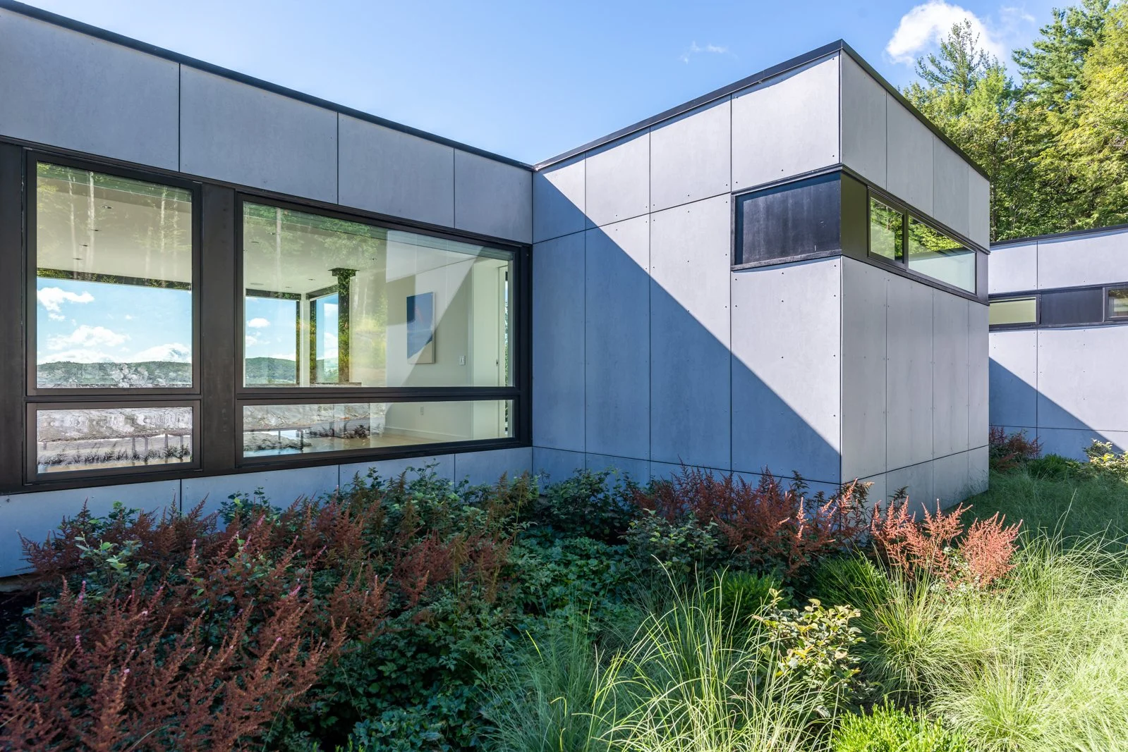 04-re4a-resolution-4-architecture-modern-modular-prefab-west-stockbridge-front.jpg