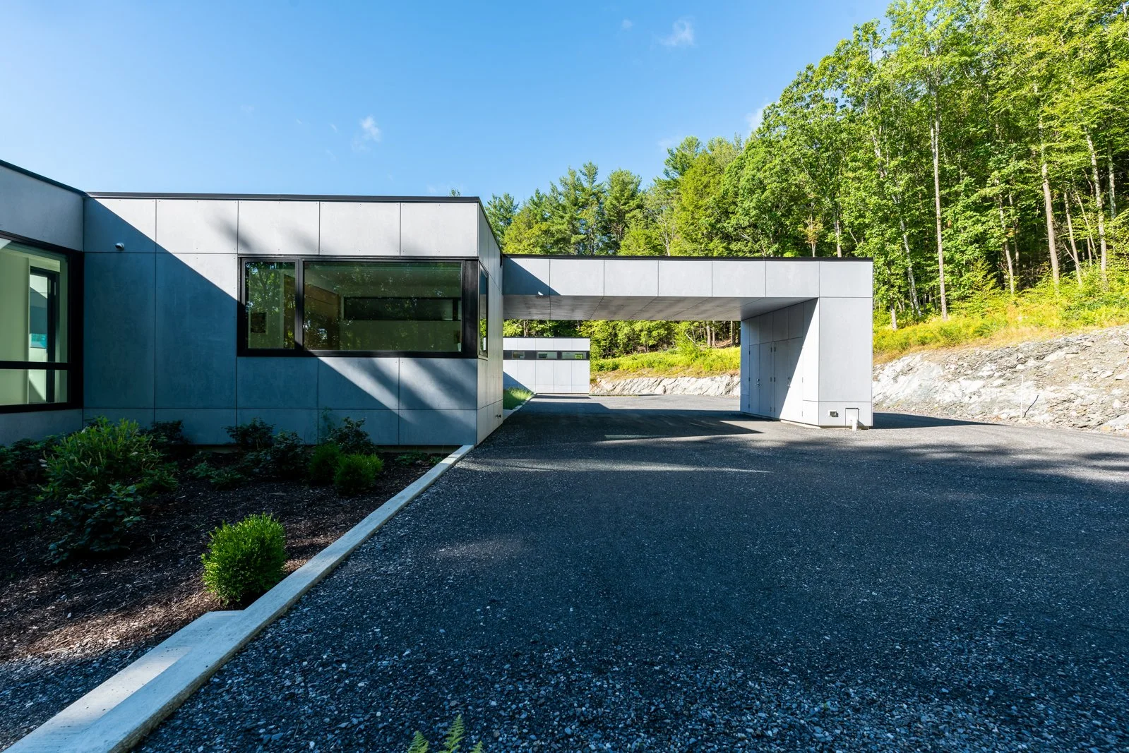 07-re4a-resolution-4-architecture-modern-modular-prefab-west-stockbridge-covered-parking.jpg