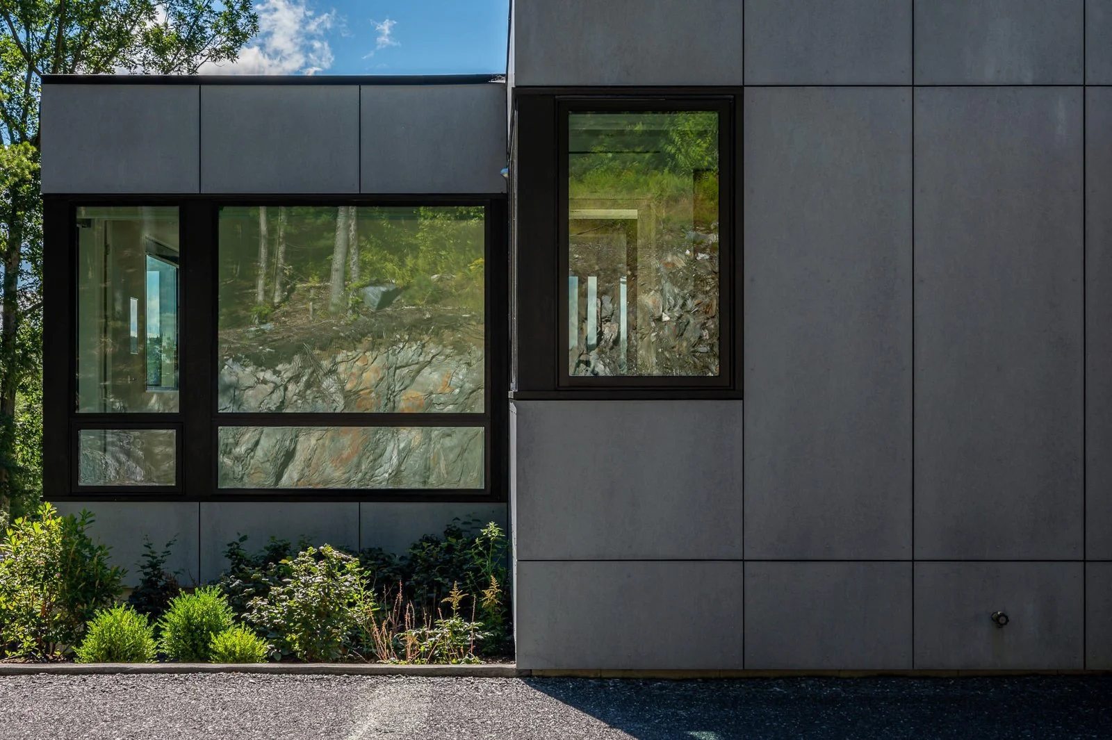 09-re4a-resolution-4-architecture-modern-modular-prefab-west-stockbridge-elevation-window.jpg