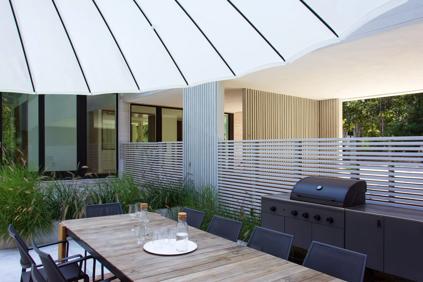 custom-modern-modular-prefab-hamptons-home-ny-architects-summer-house-outdoor-dining-slat-fencing-privacy-screening