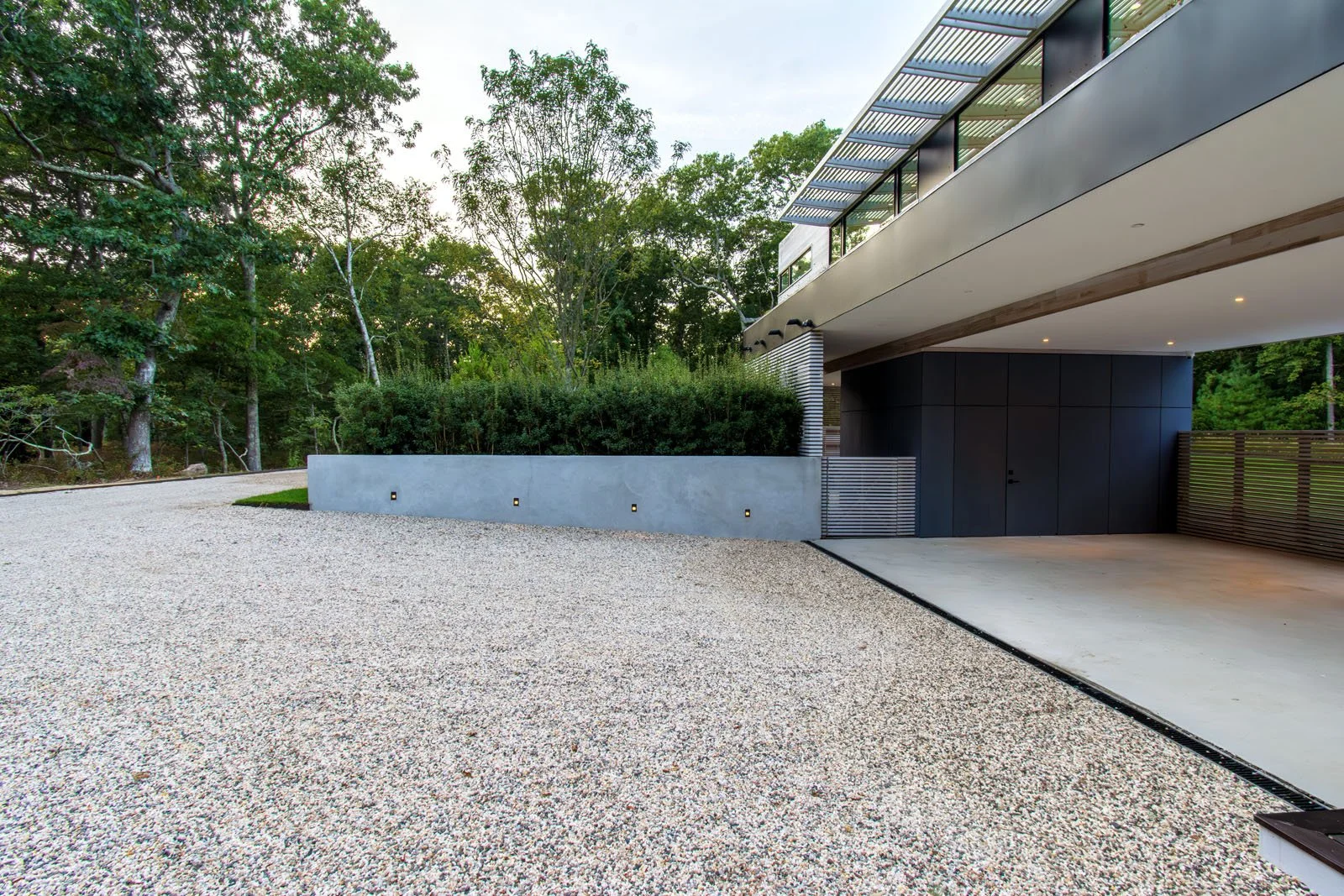 custom-modern-modular-prefab-hamptons-home-ny-architects-summer-house-carport-driveway-gravel