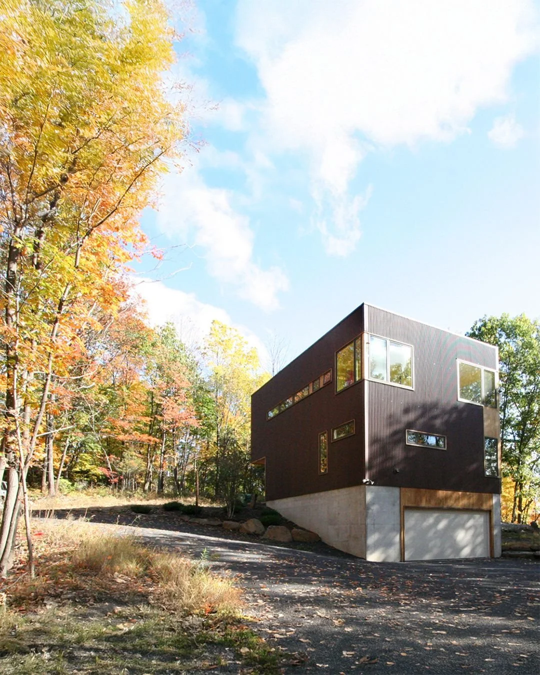 Architecture meets its surroundings &mdash; and in autumn, the view is spectacular. 🍂

The Brown Box, a two-story Double-Wide typology in Saugerties, NY, was designed to connect with its site: a rural landscape overlooking the Hudson River. At 2,068