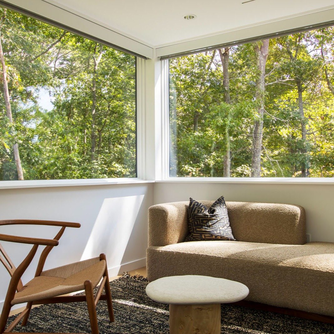 Home office at Northwest Woods. 
MODERN MODULAR.

Set apart from the living spaces and bedrooms, the office provides a place for focused work while maintaining a visual connection to the landscape.

Windows wrap the room, framing views to the woods w