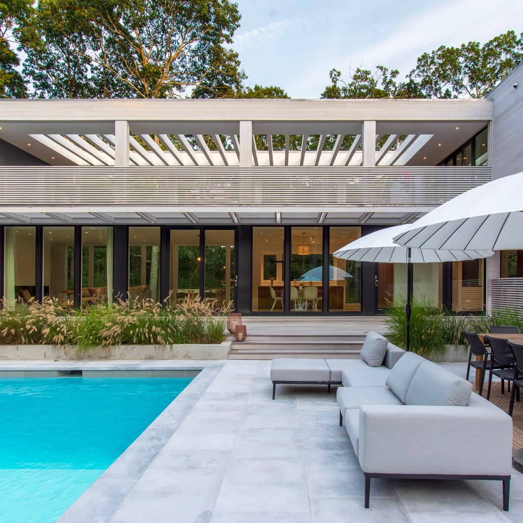 --thumbnail--res4-resolution-4-architecture-modern-modular-prefab-modern-home-northwest-woods-residence-hamptons-long-island-pool-terrace-lounge.jpg