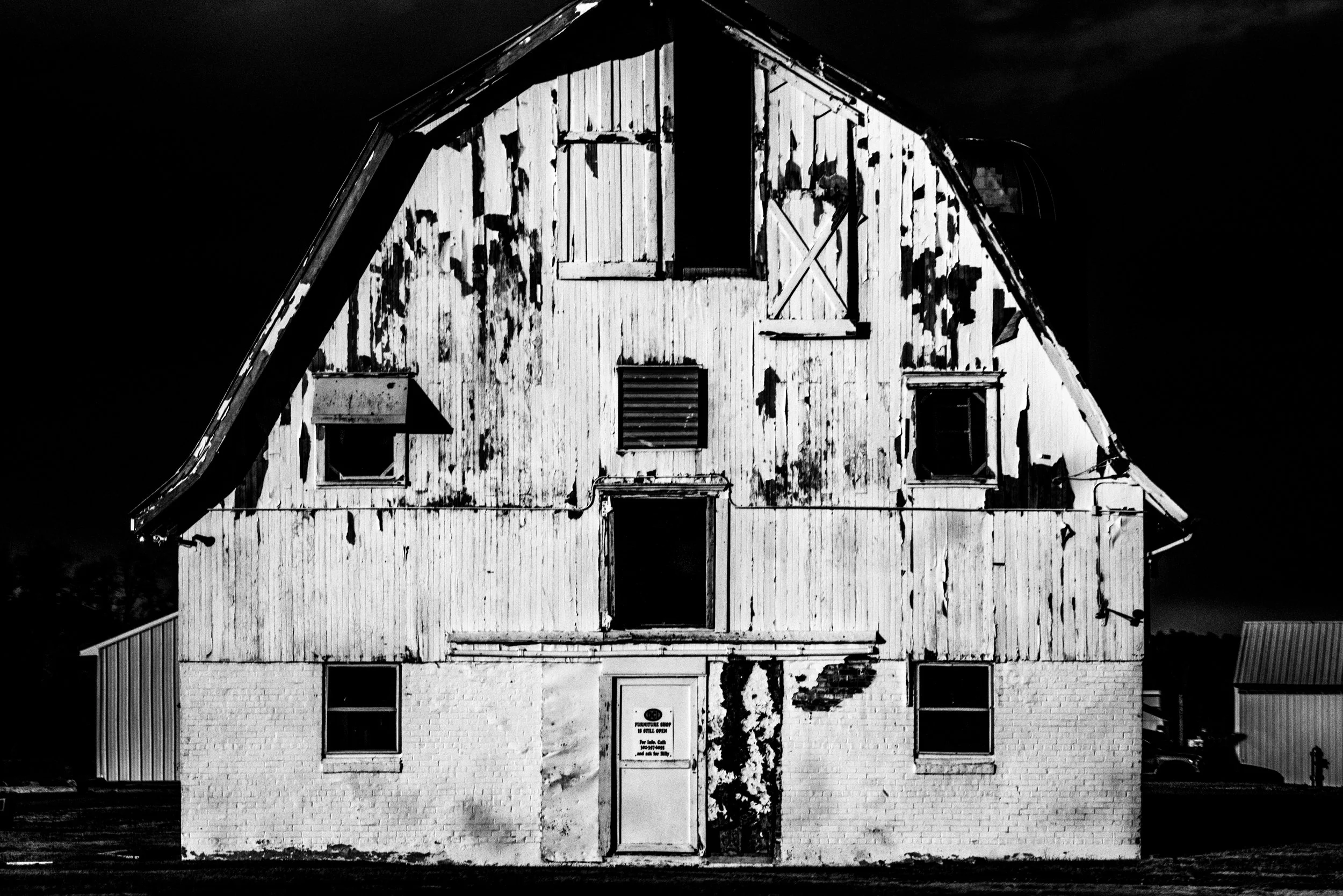 Barn B&W Virginia.jpg