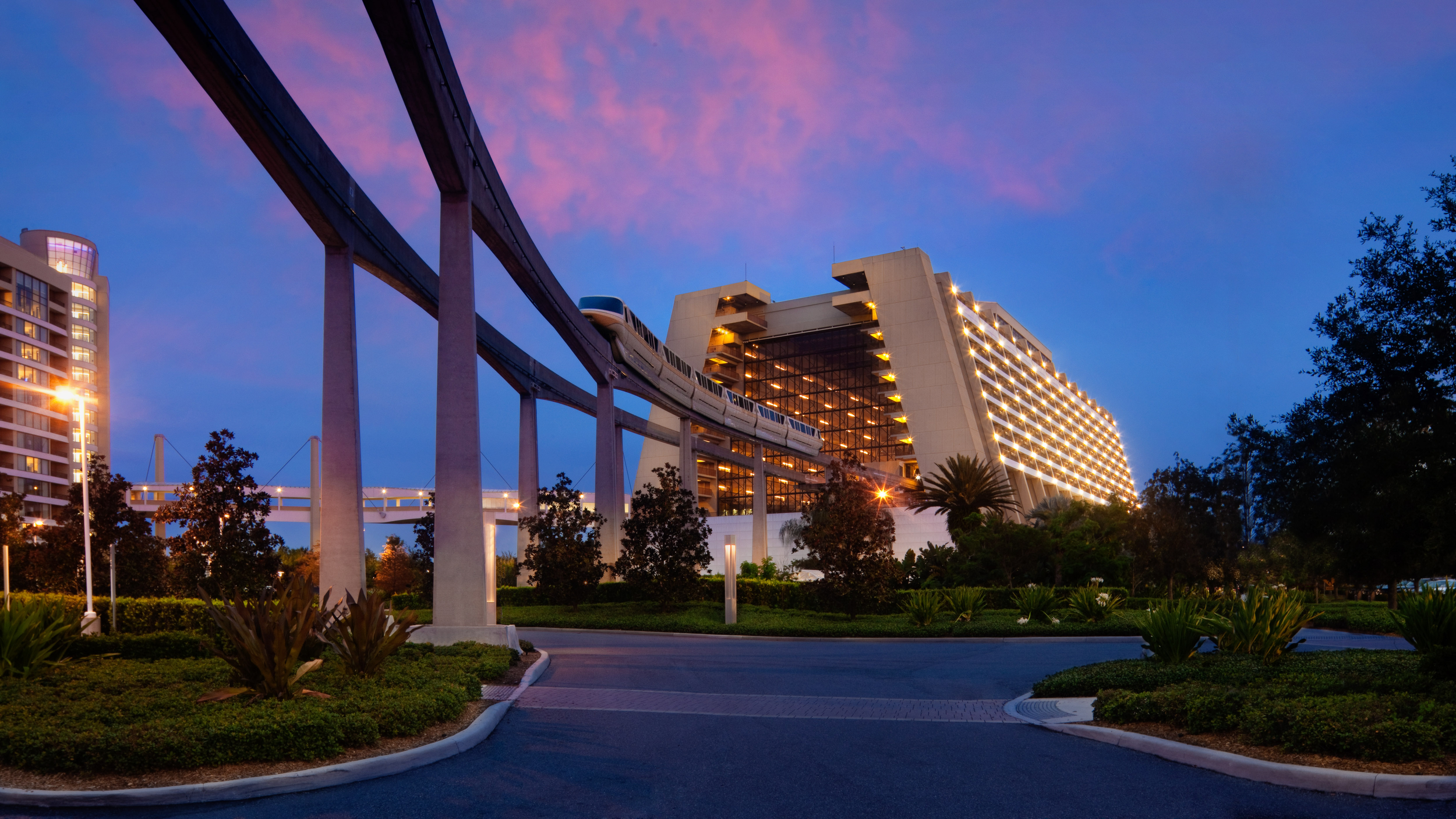 712839188_contemporary-resort-00.png