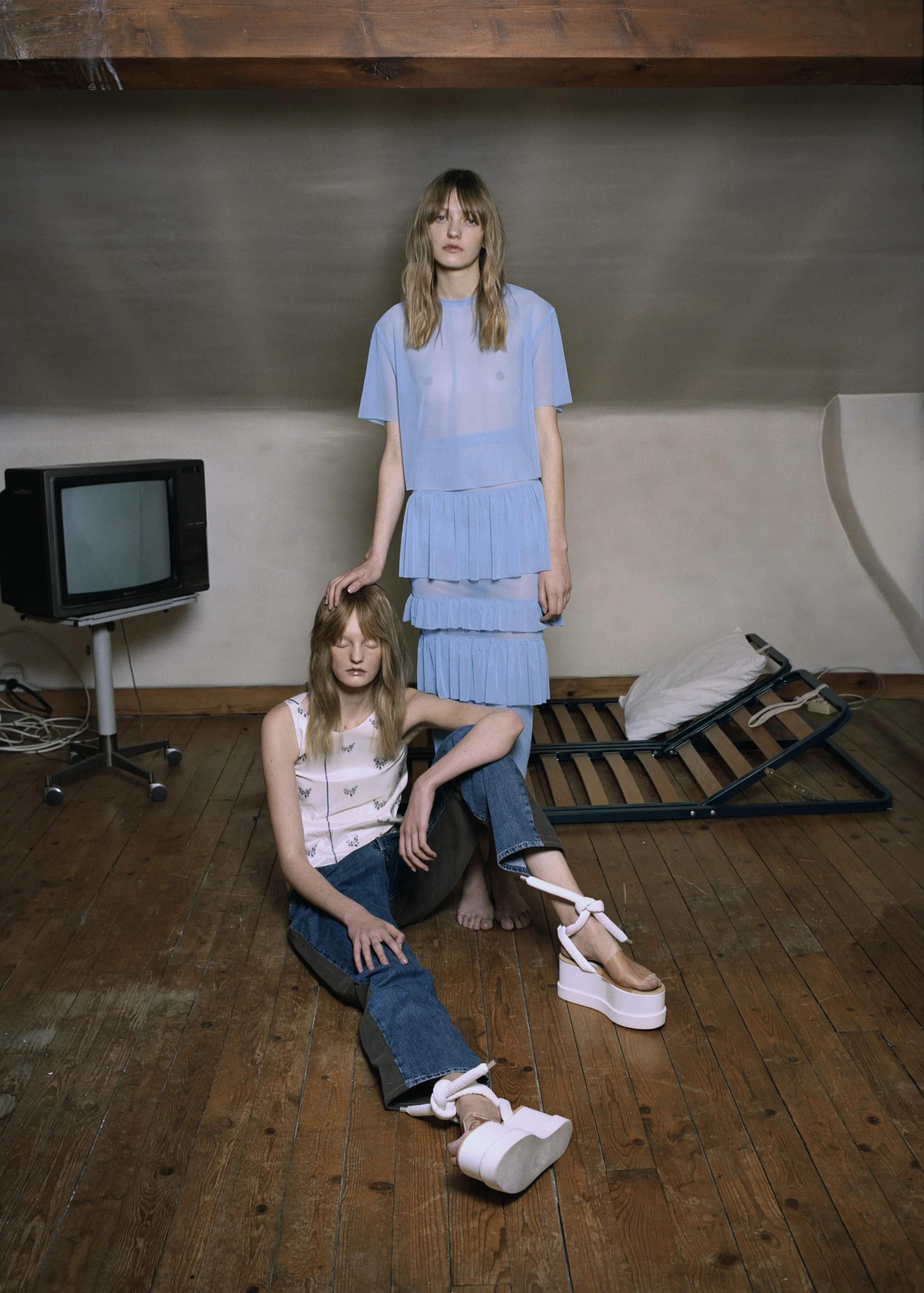 Powder blue fishnet ensemble LÉA PECKRE, floral print taffeta blouse DIOR, two-toned denim trousers BLESS, white wedges MM6 MAISON MARTIN MARGIELA.